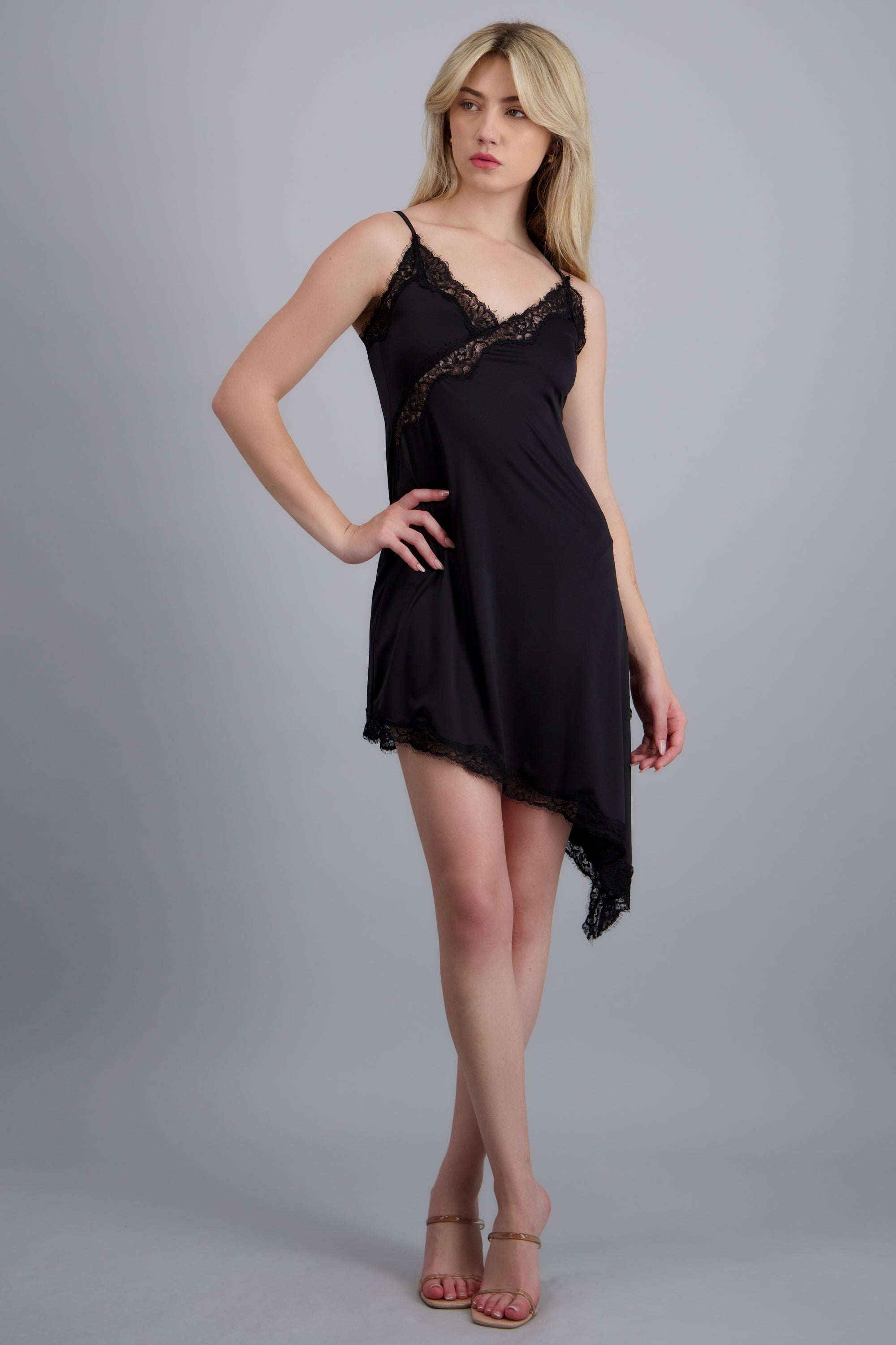 Vestido asimetrico con encaje NEGRO