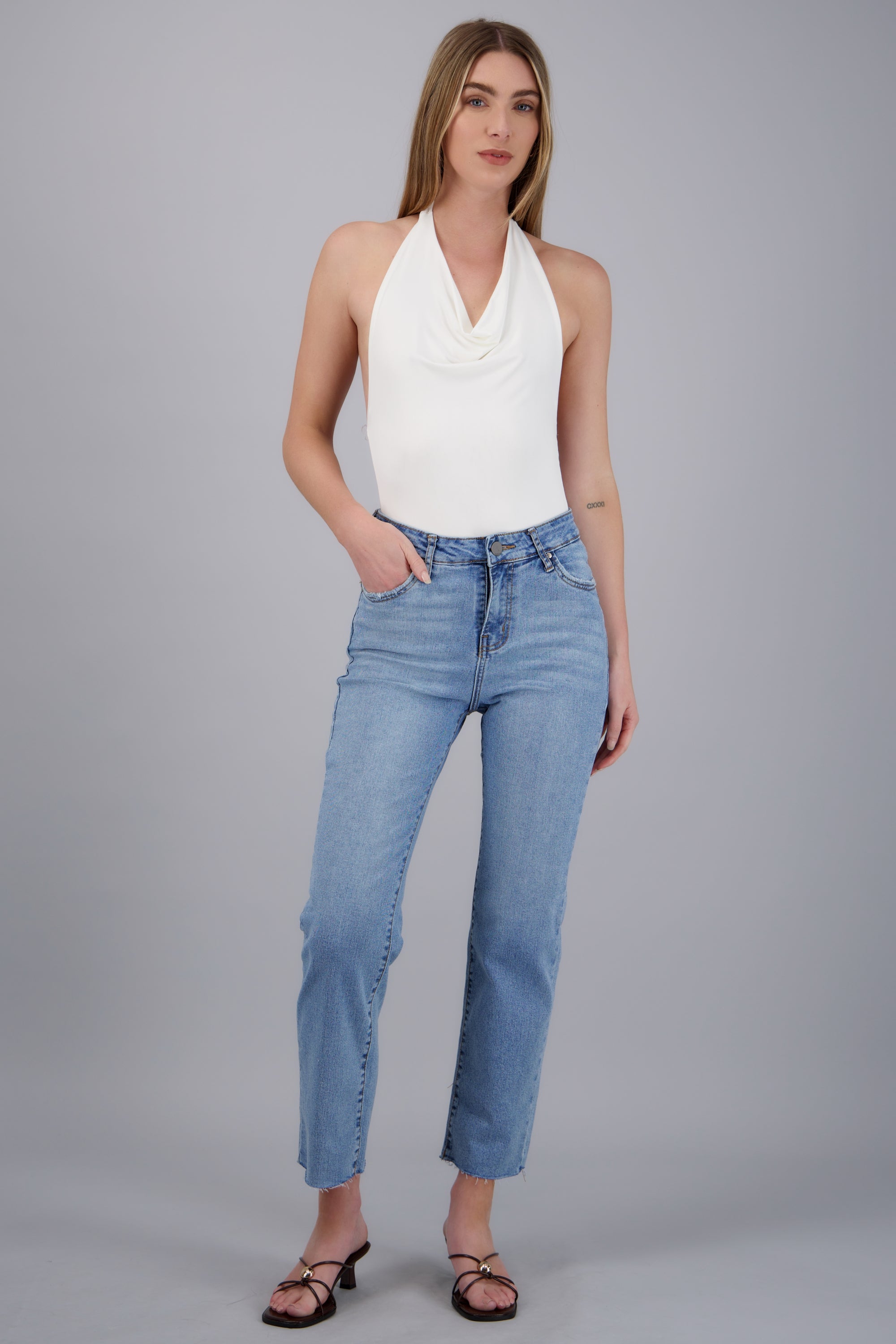 Jeans straight al corte BLEACHED