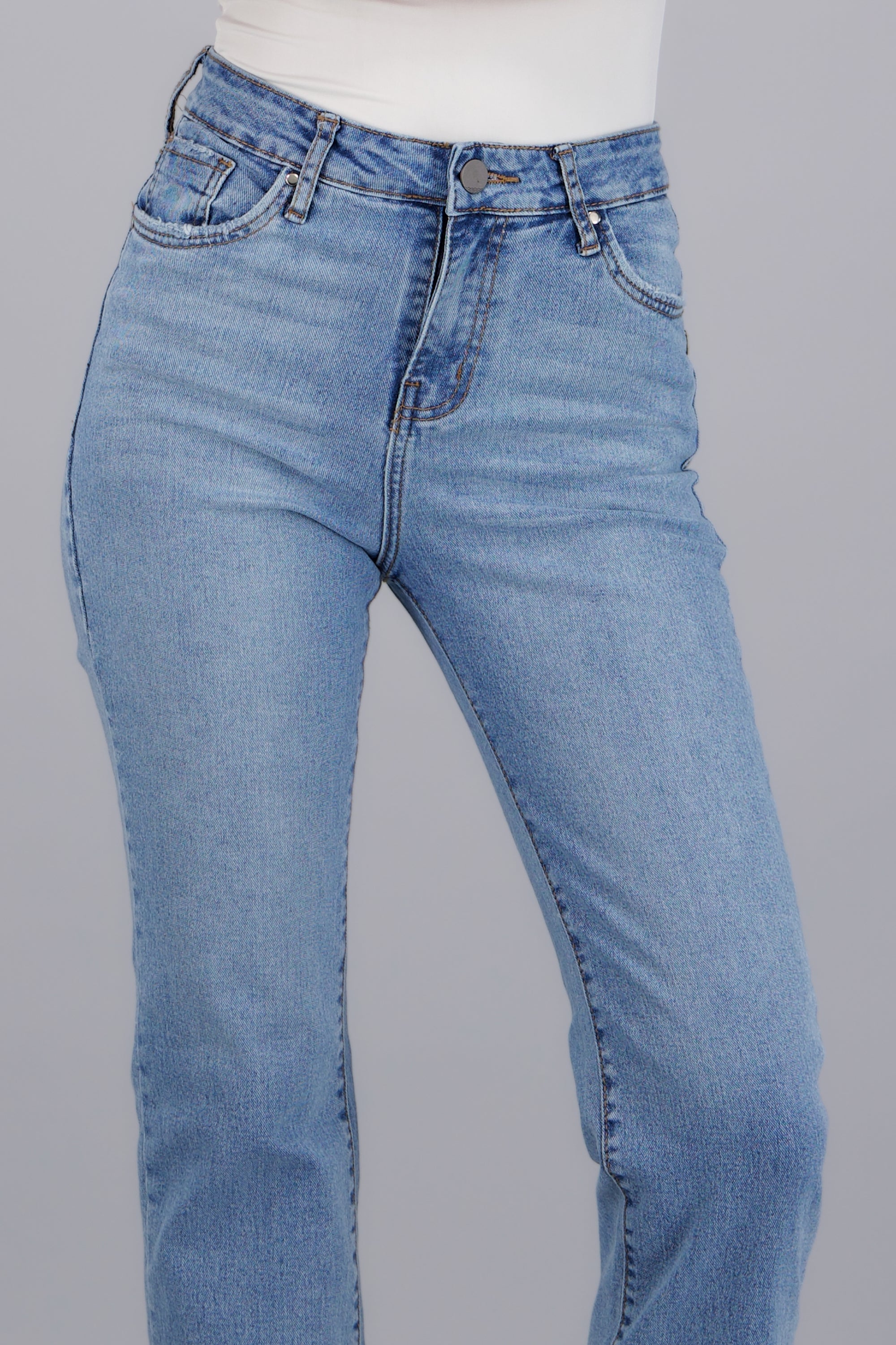 Jeans straight al corte BLEACHED