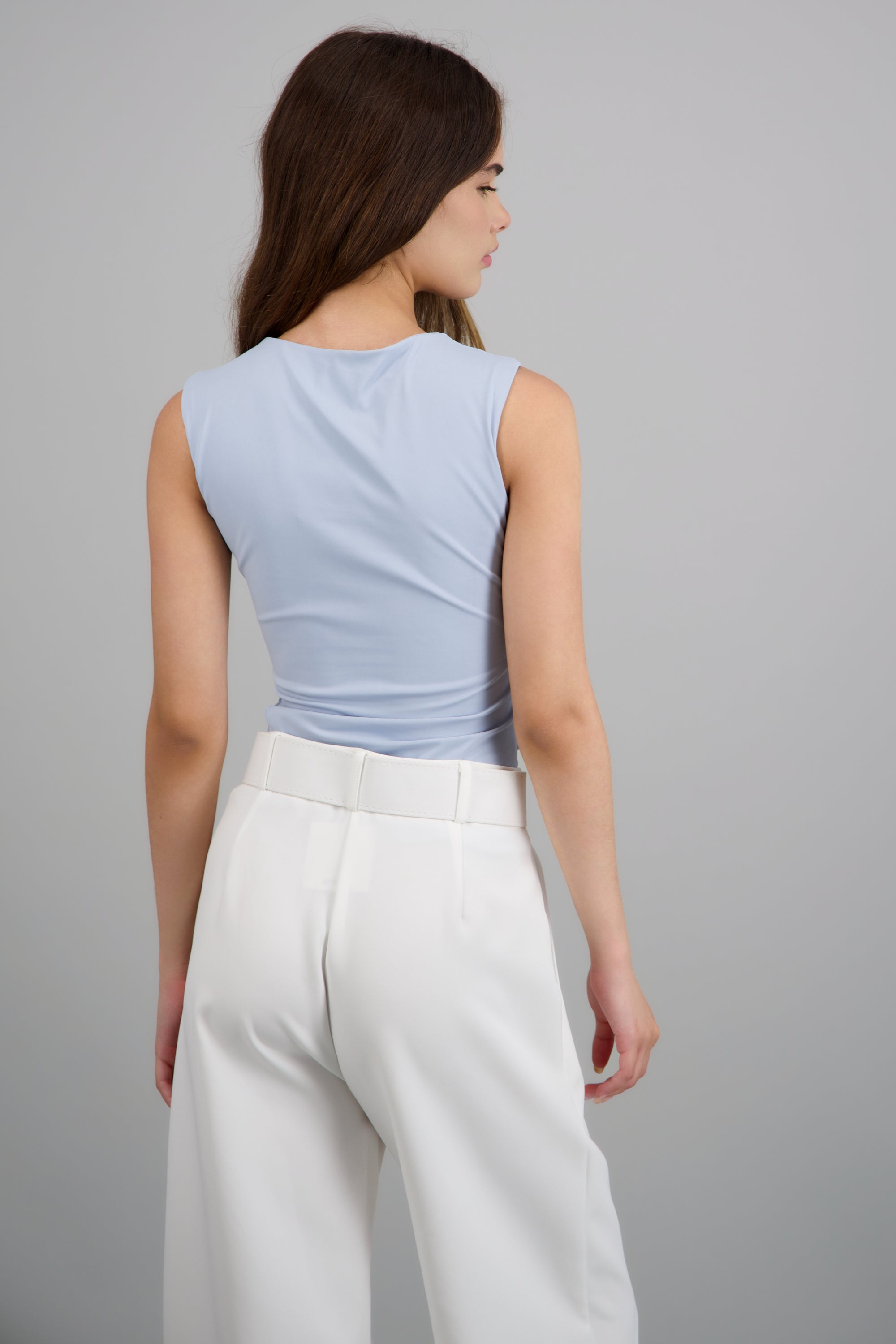 Top drapeado hombro y costado AZUL PASTEL