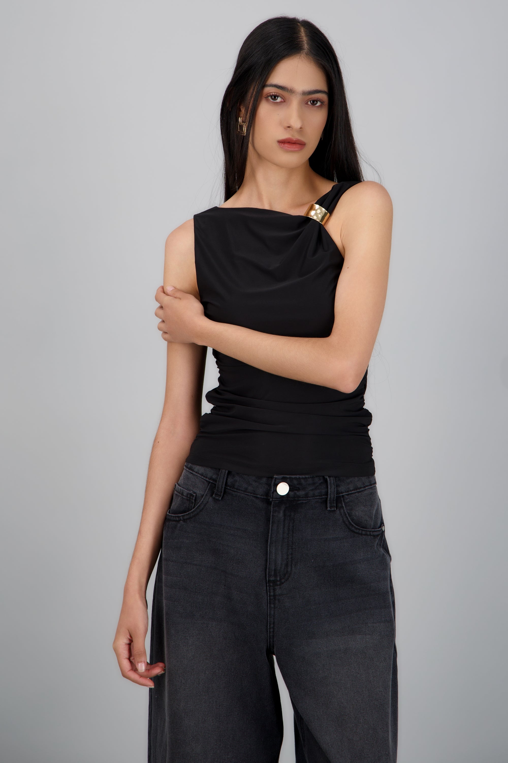 Top drapeado asimetrico detalle hebilla NEGRO
