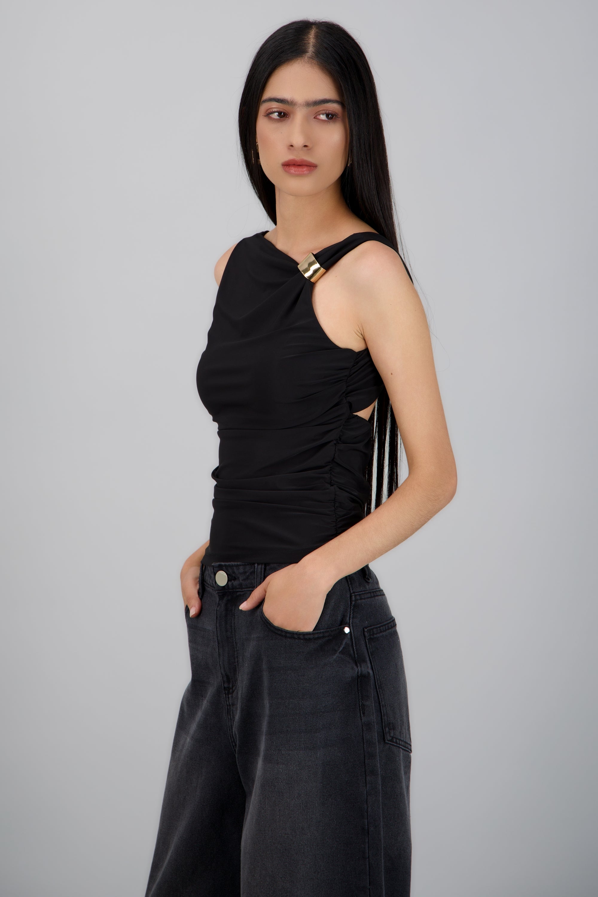 Top drapeado asimetrico detalle hebilla NEGRO