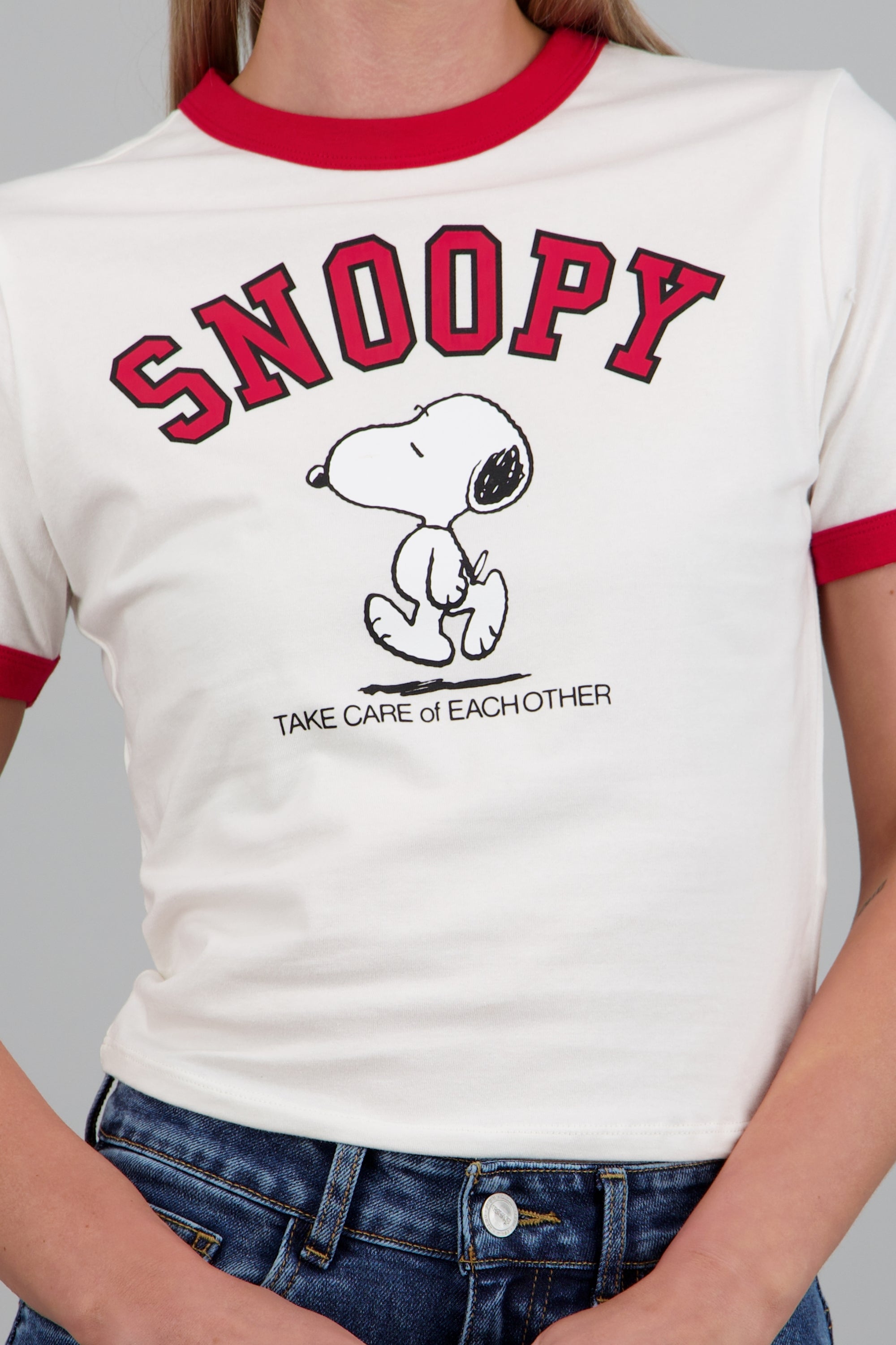 Crop fit snoopy contrastes HUESO COMBO