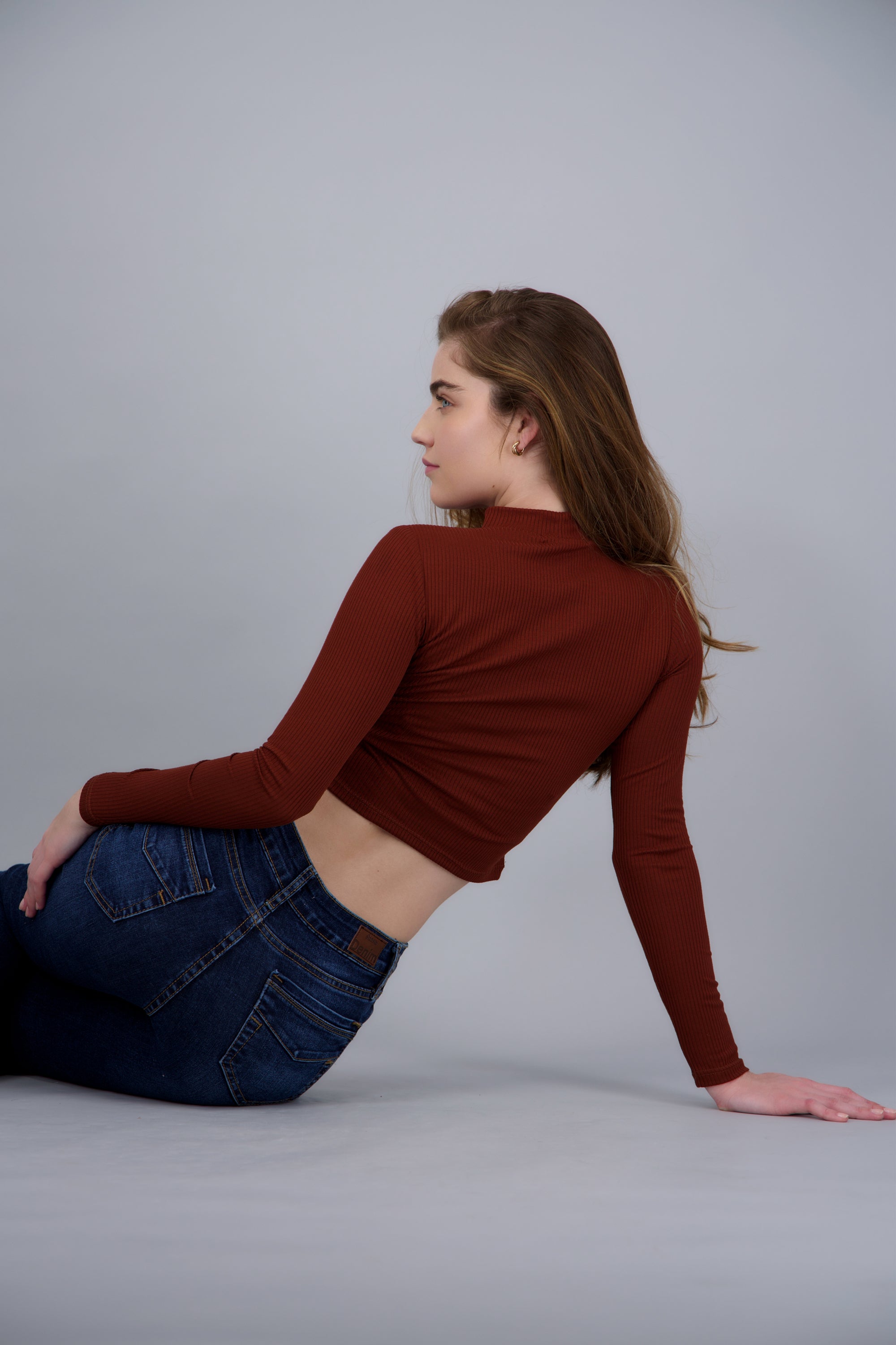 Top crop manga larga cuello alto CHOCOLATE