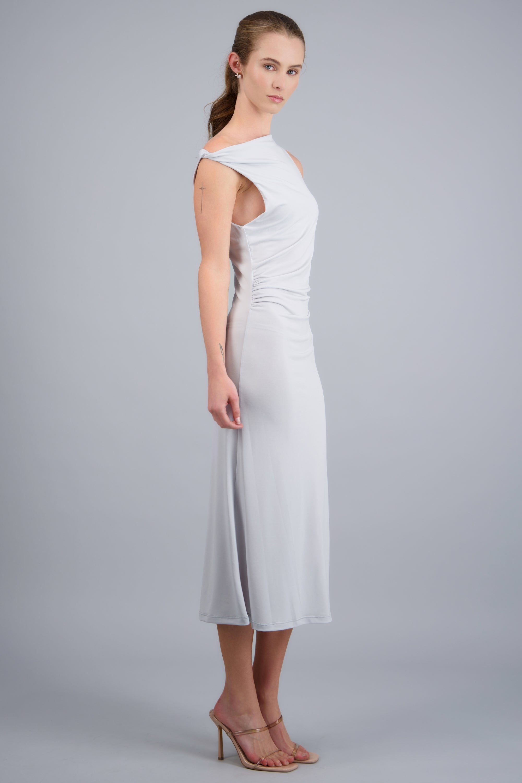 Vestido maxi escote drapeado cuello torcido GRIS CLARO
