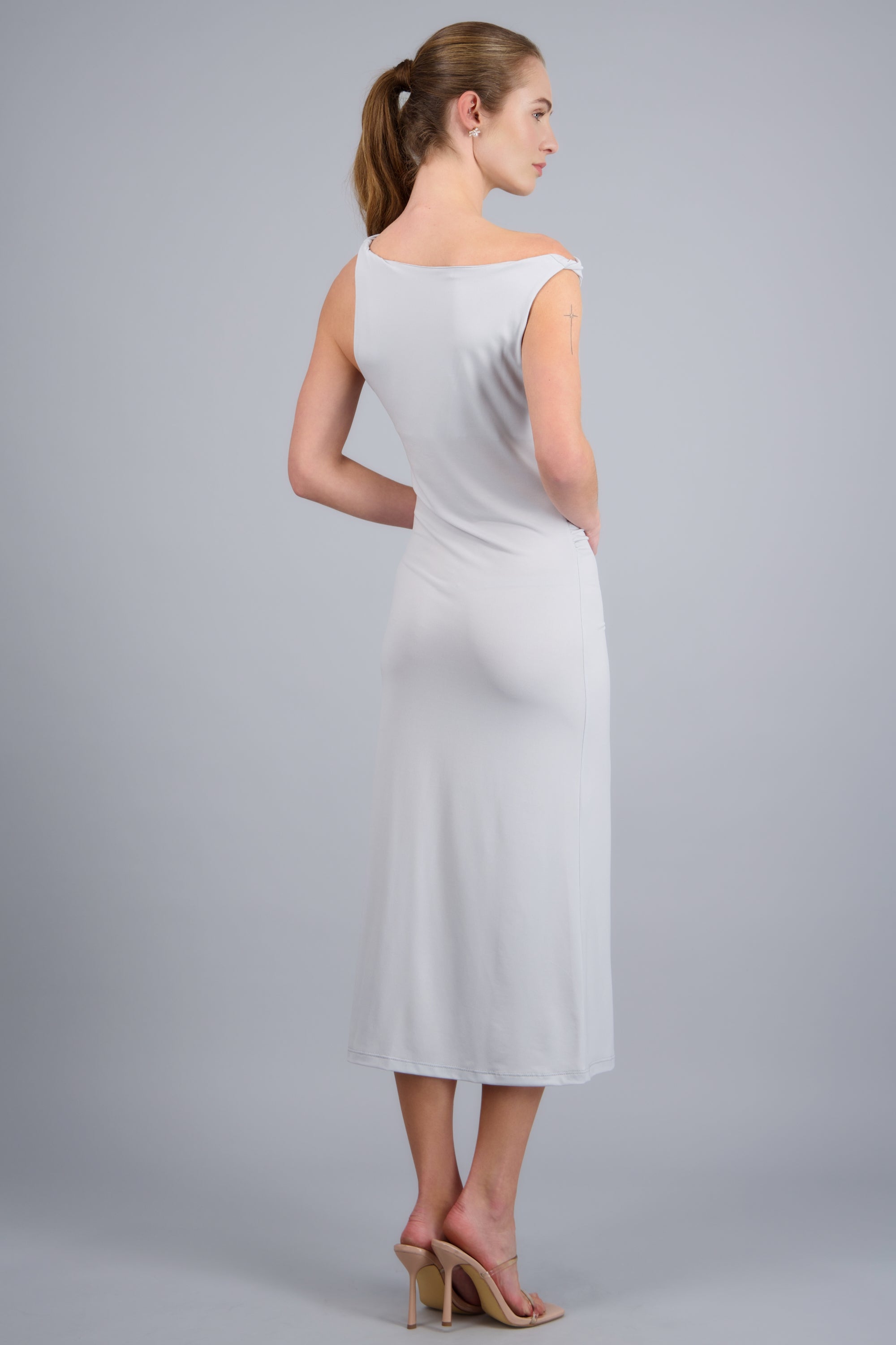 Vestido maxi escote drapeado cuello torcido GRIS CLARO