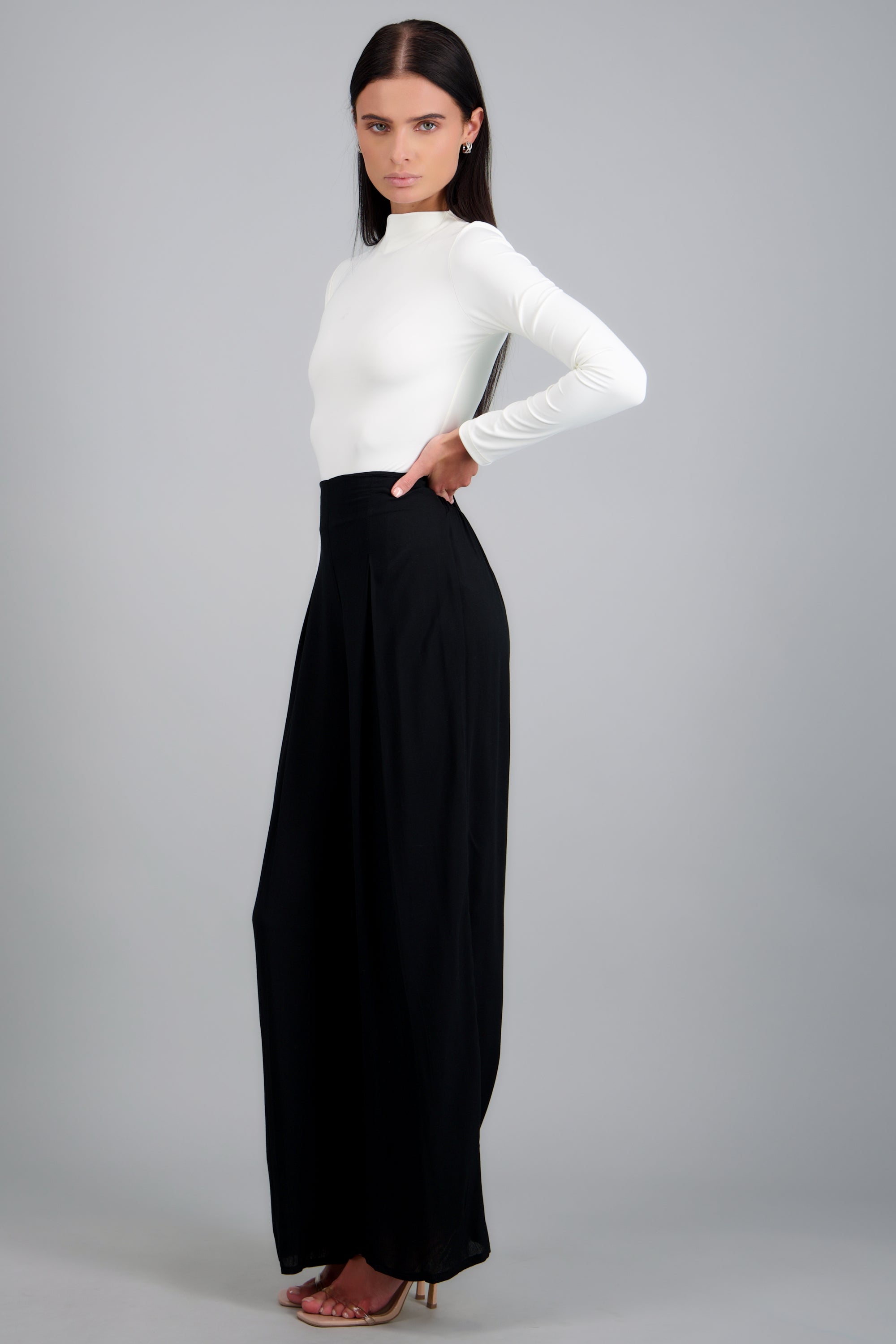 Pantalon liso con pinzas NEGRO
