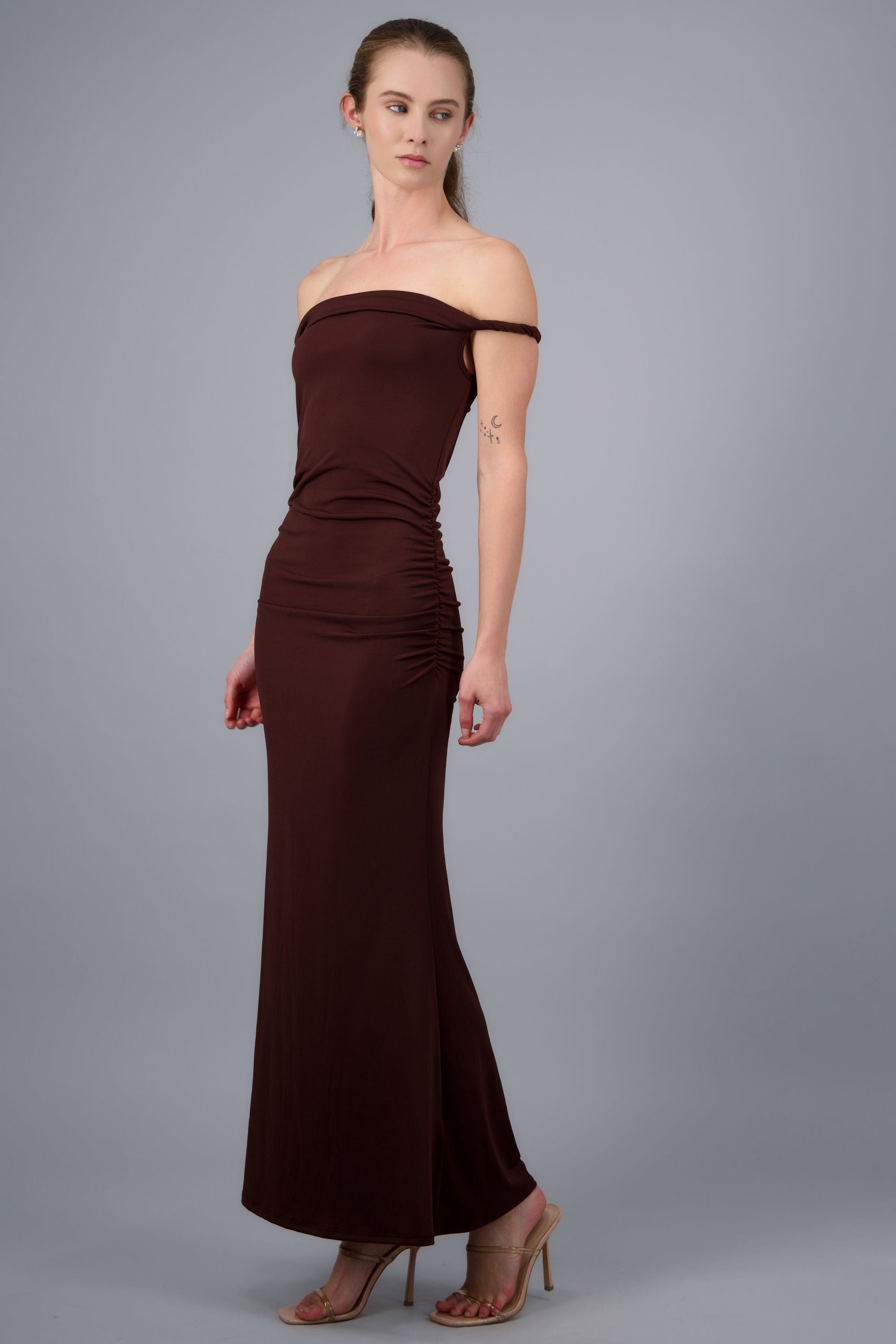 Vestido drapeado off shoulder CHOCOLATE