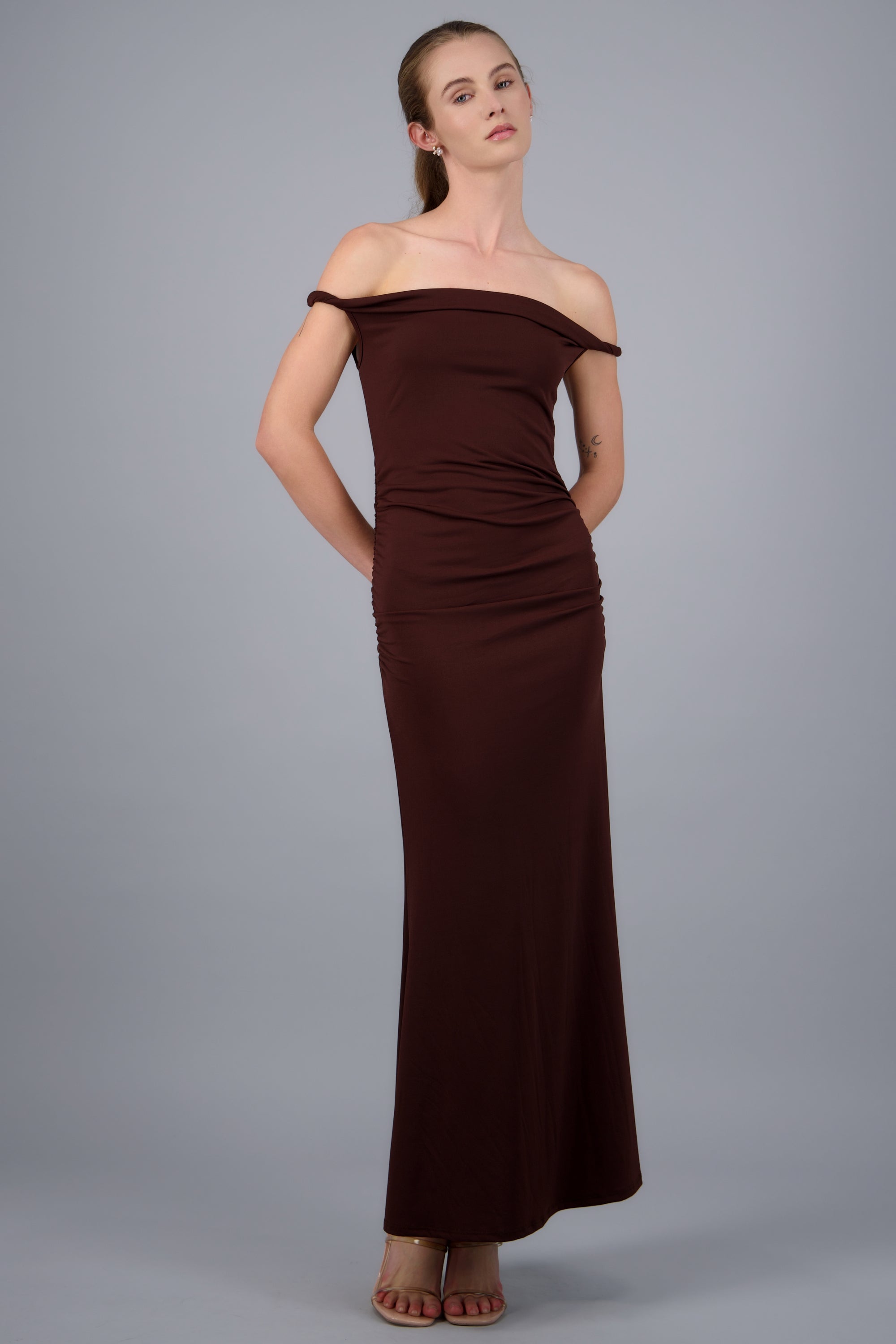 Vestido drapeado off shoulder CHOCOLATE