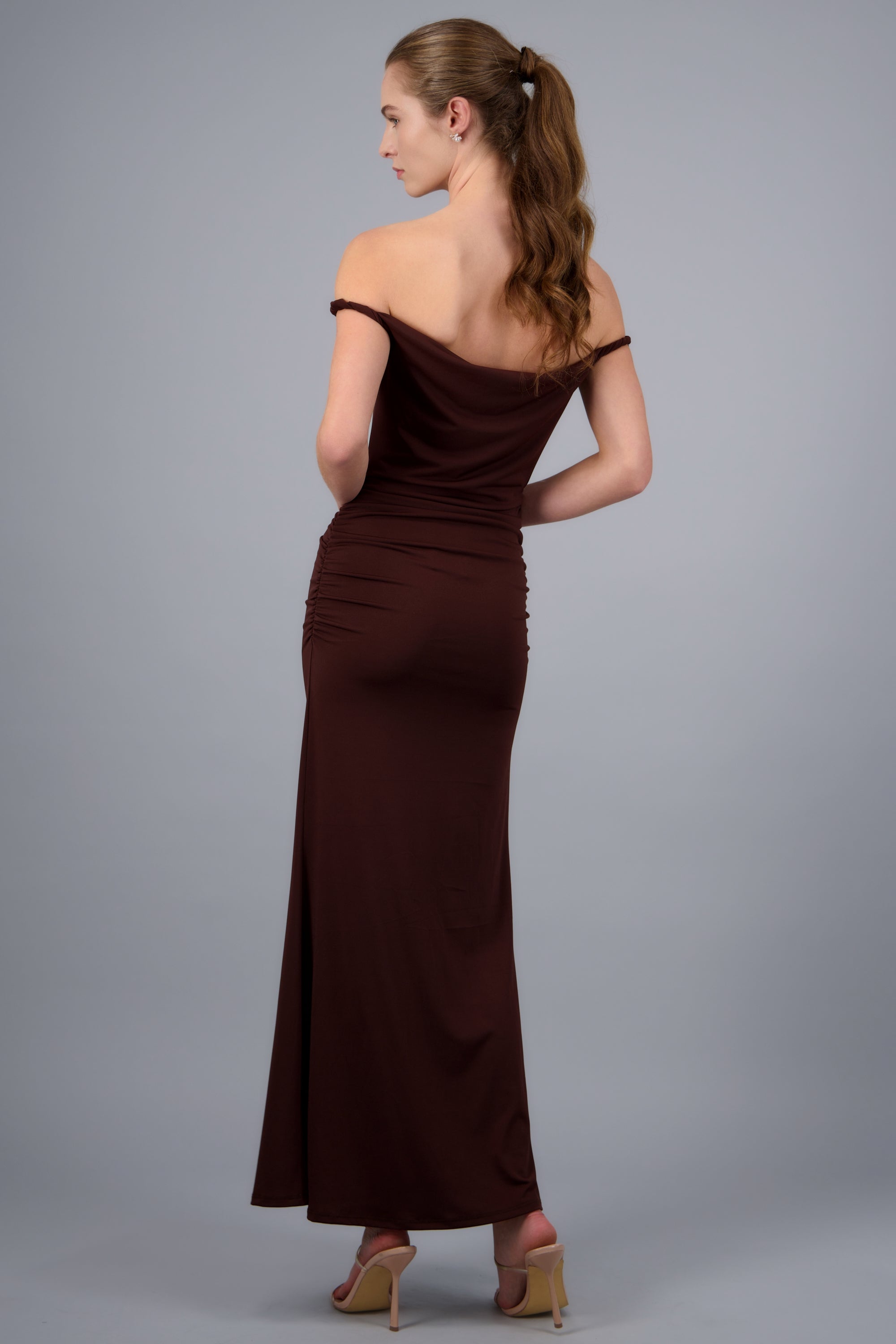 Vestido drapeado off shoulder CHOCOLATE