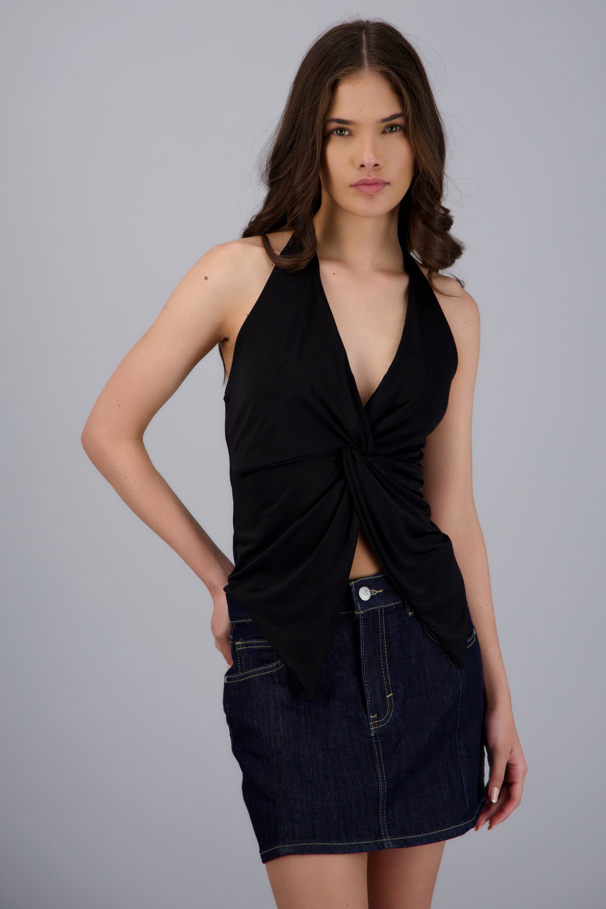 Top halter detalle cruzado escote NEGRO