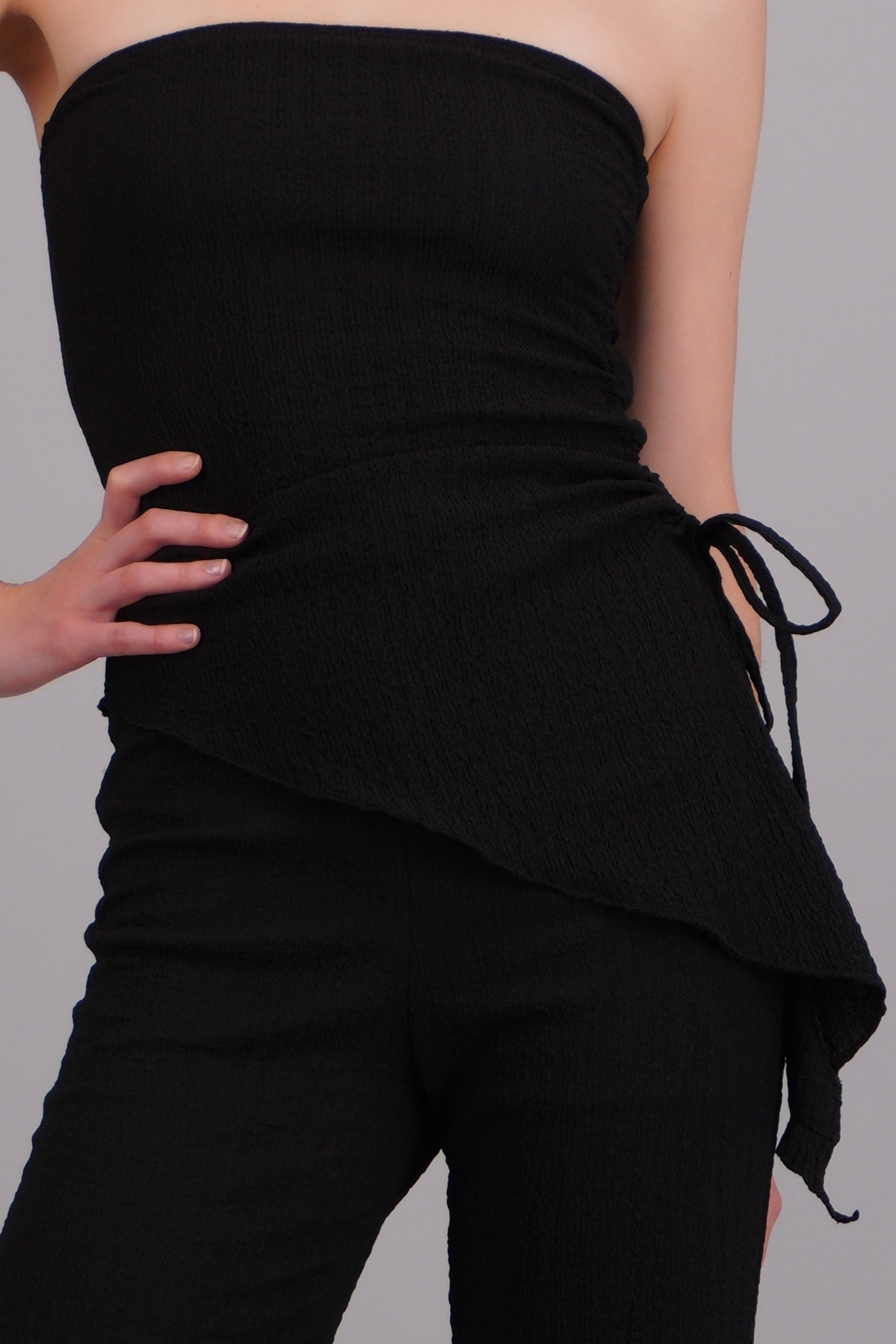 Top strapless textura asimetrico NEGRO