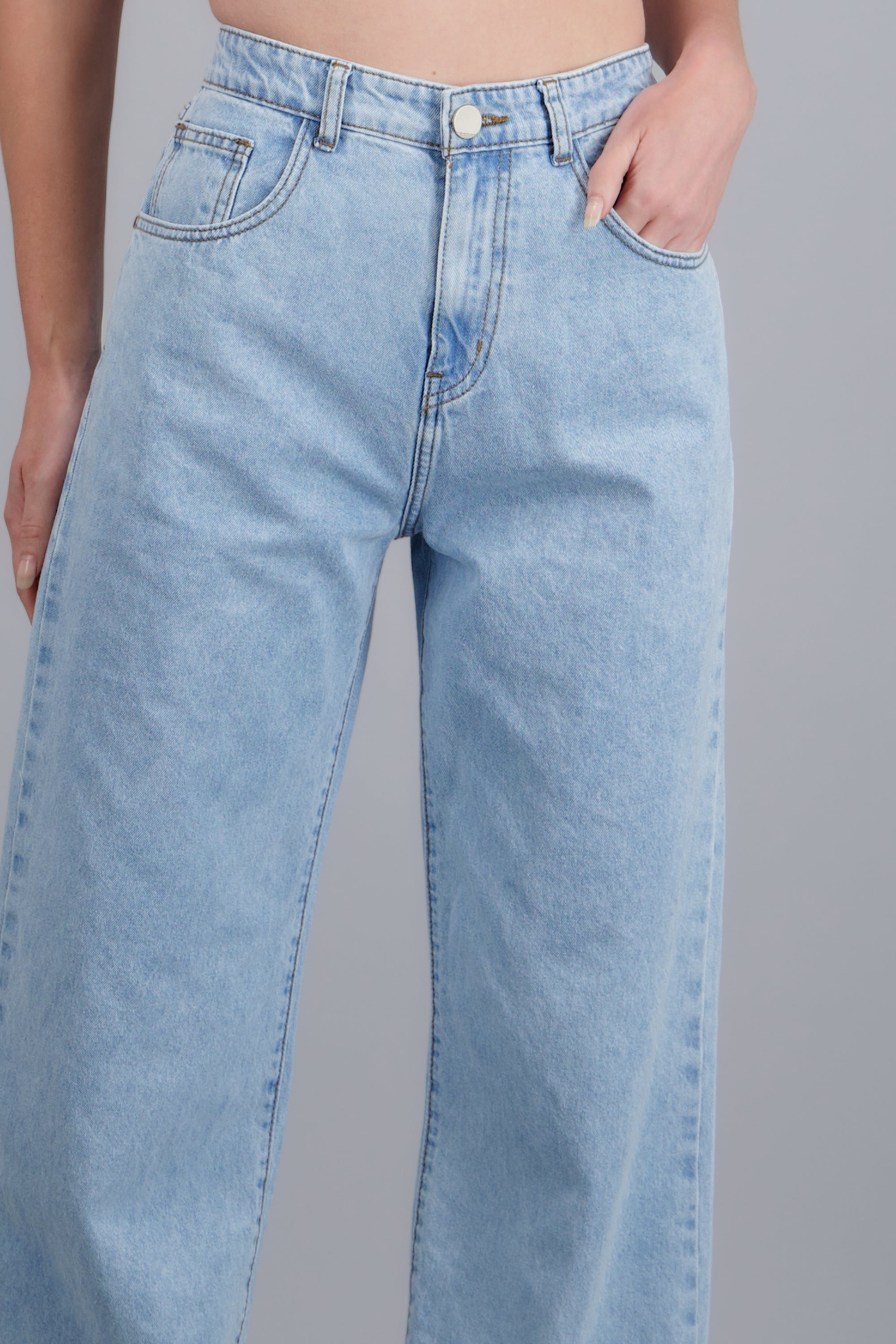 Jeans straight estrellas desgastados LIGHT WASH