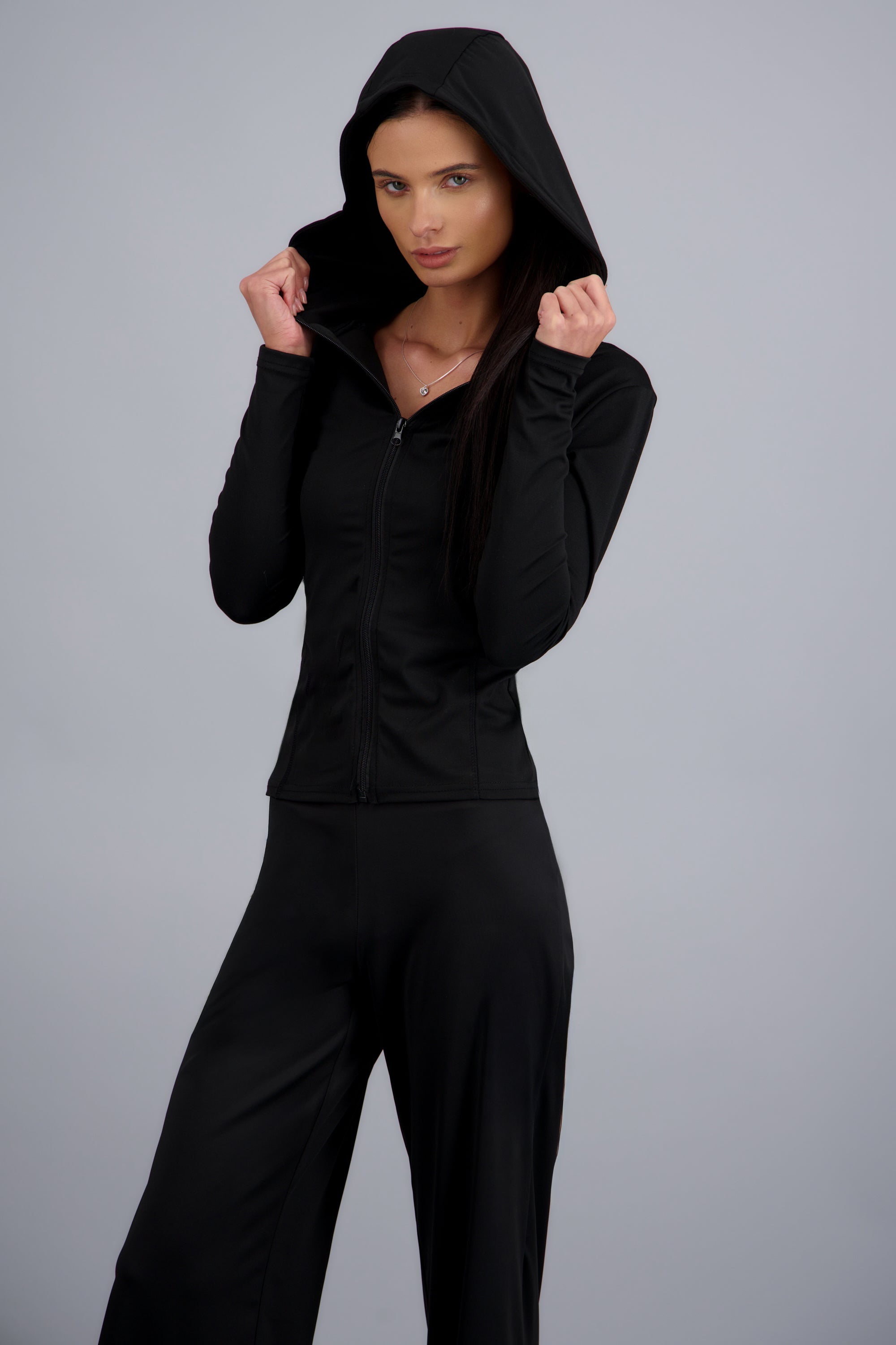 Chamarra deportiva con gorro NEGRO