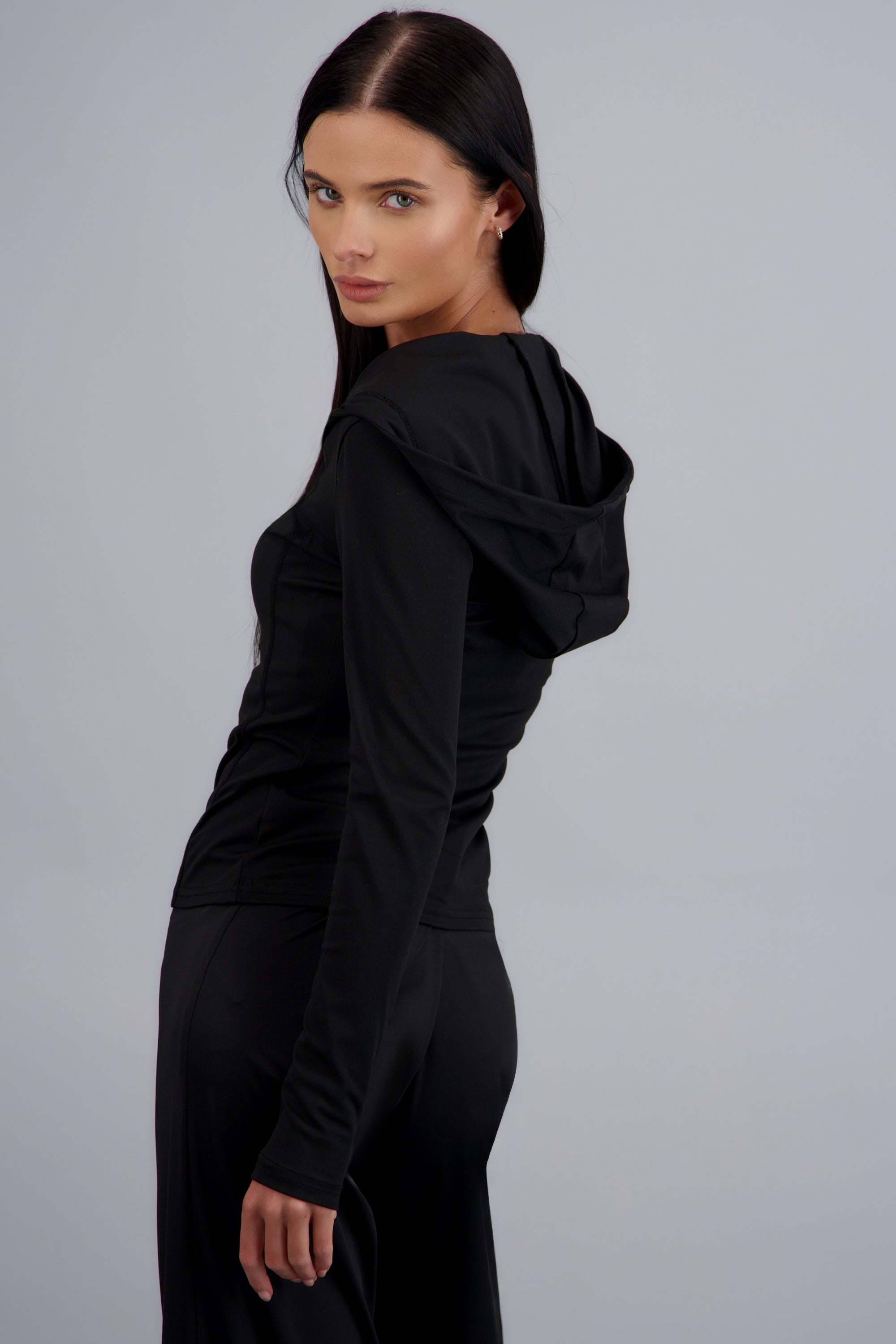 Chamarra deportiva con gorro NEGRO