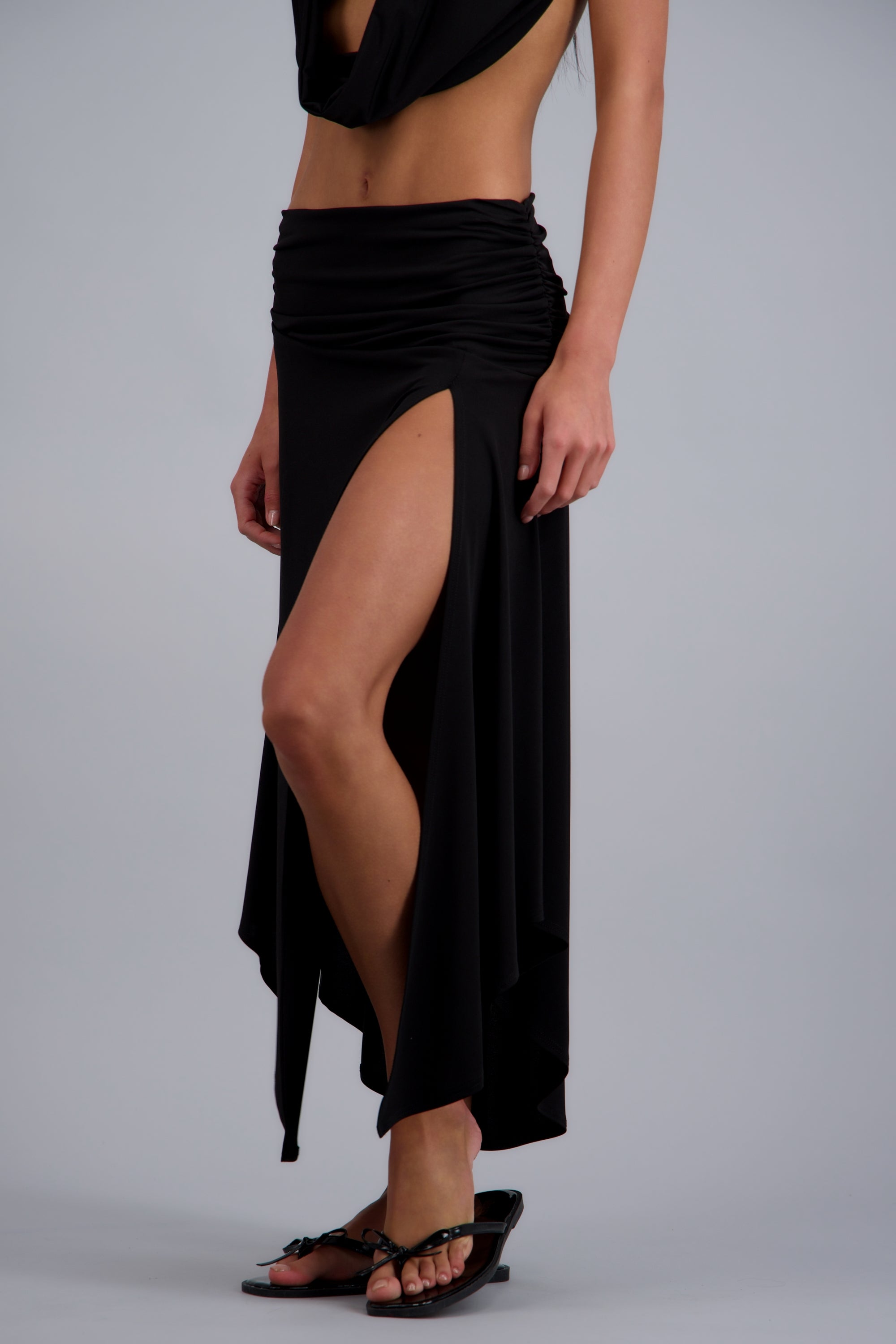 Falda midi asimetrica detalle drapeado NEGRO