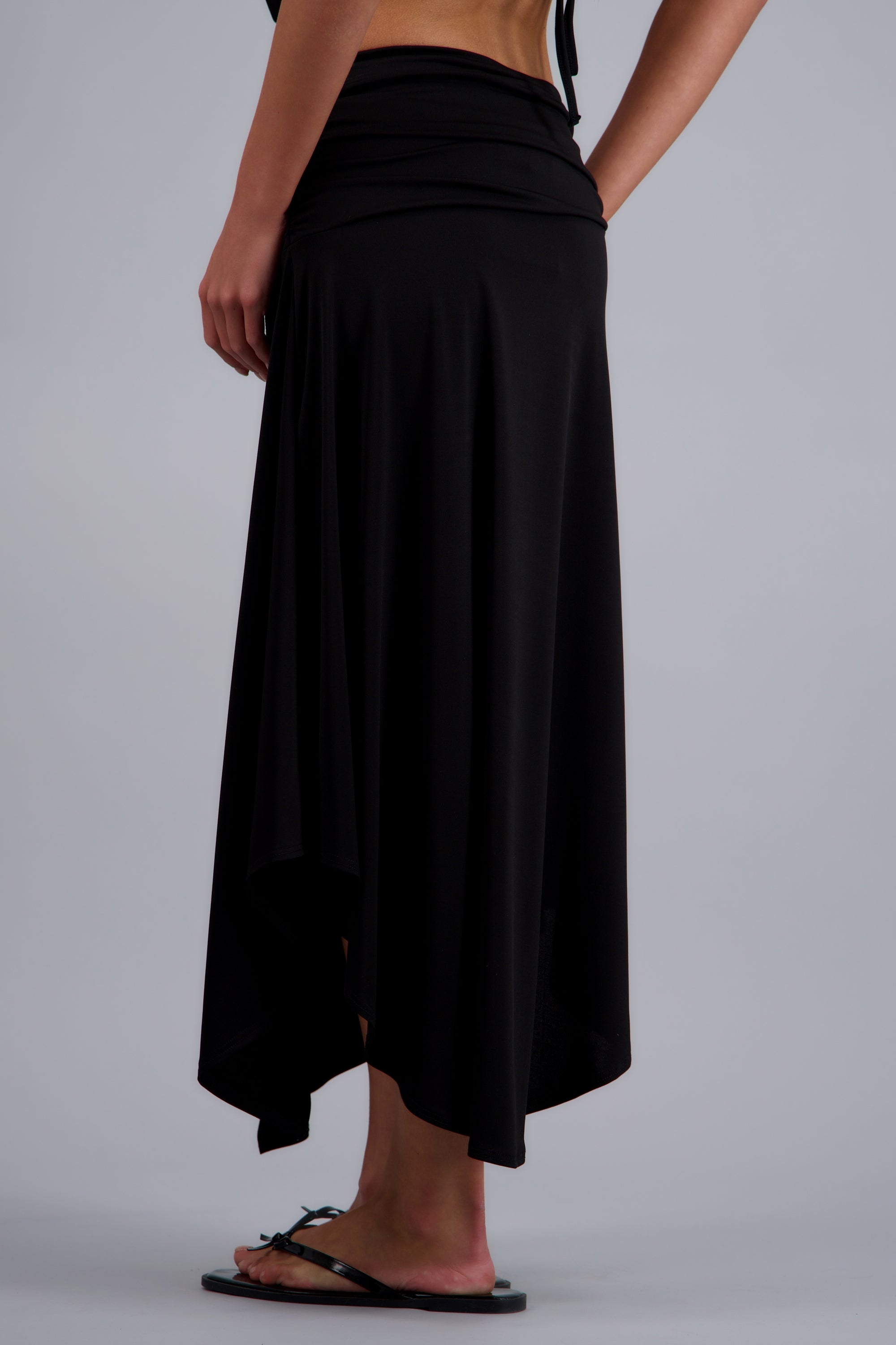 Falda midi asimetrica detalle drapeado NEGRO