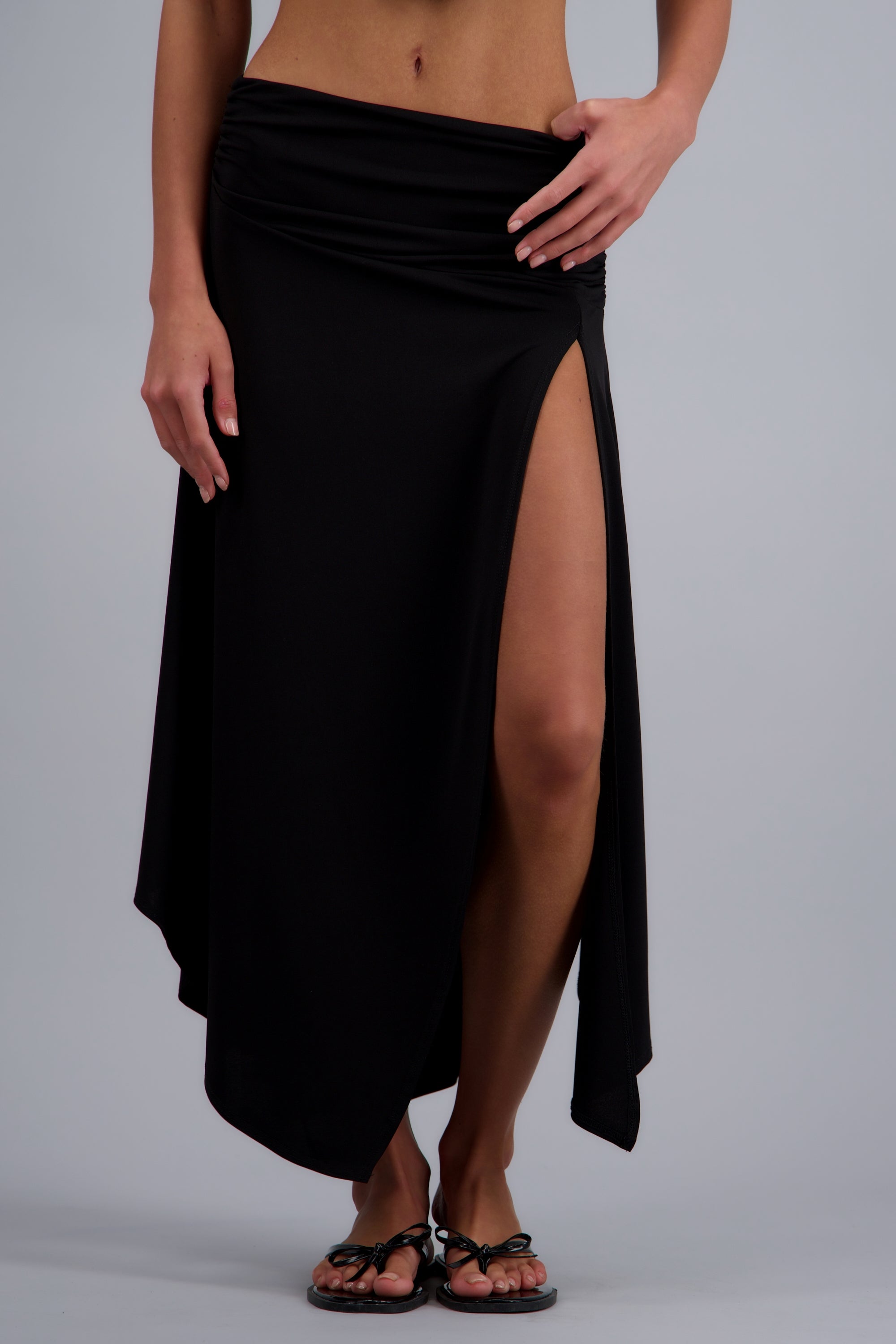 Falda midi asimetrica detalle drapeado NEGRO
