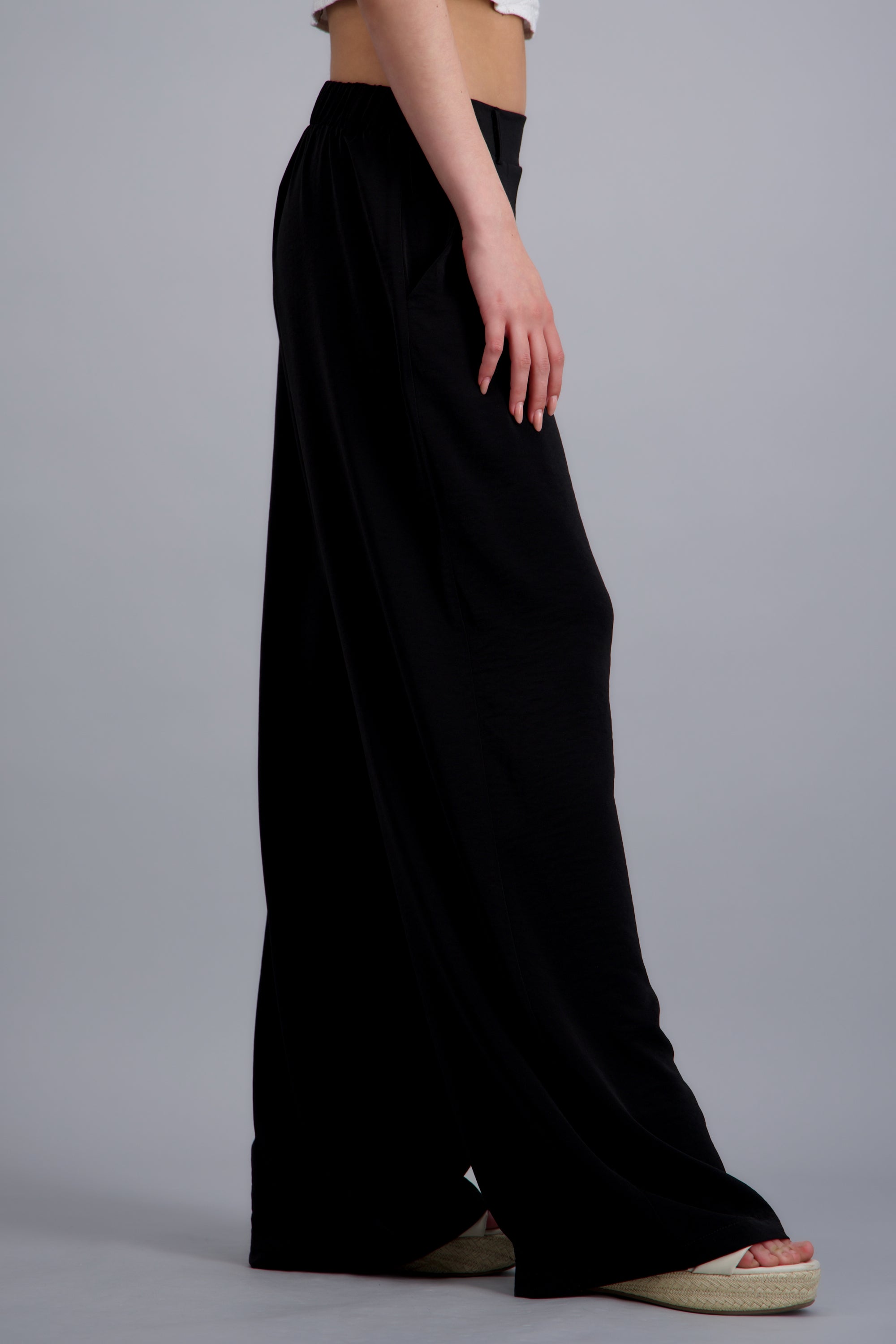 Pantalon con pinzas amplio NEGRO