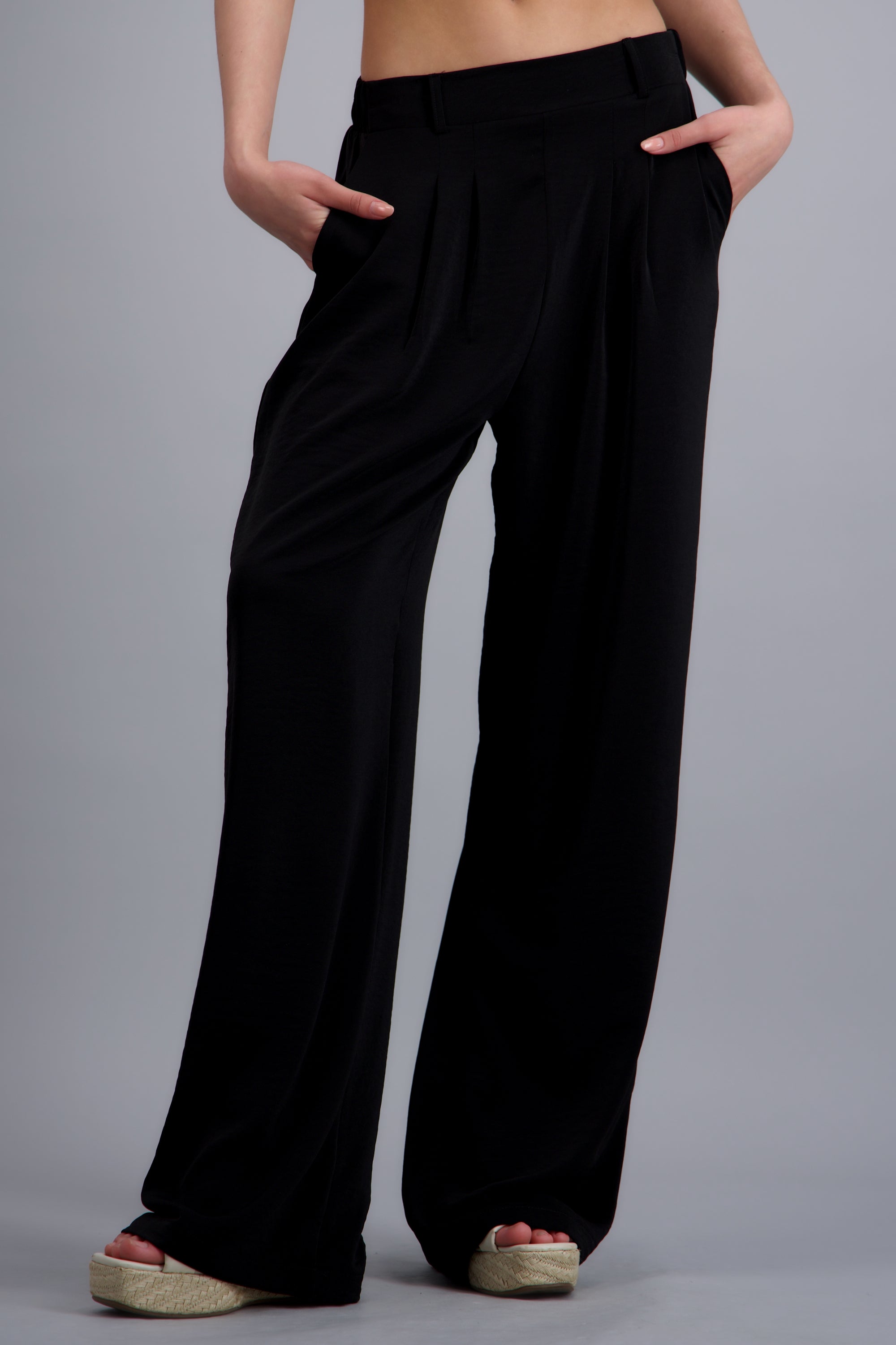 Pantalon con pinzas amplio NEGRO