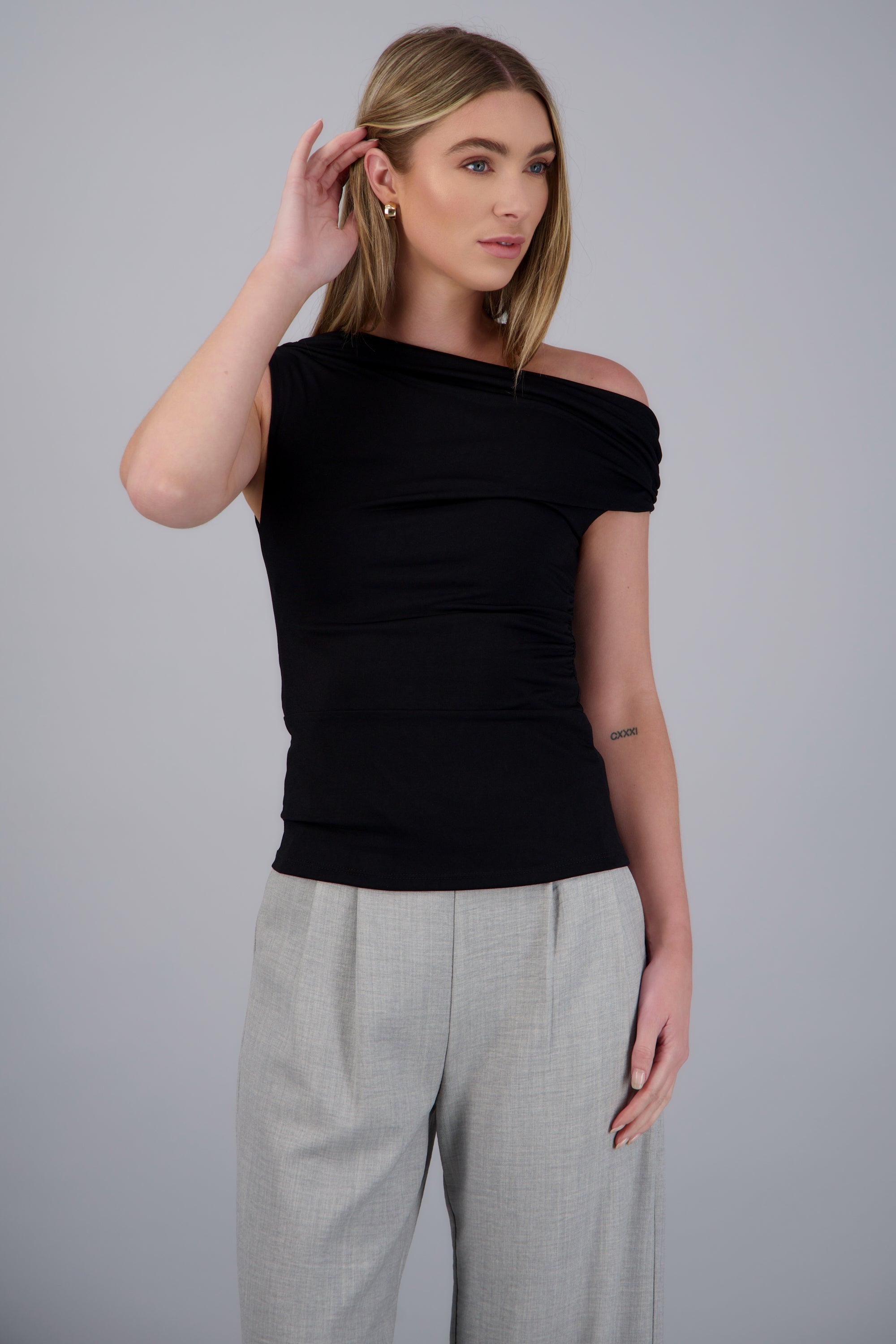 Top off shoulder con fajo NEGRO