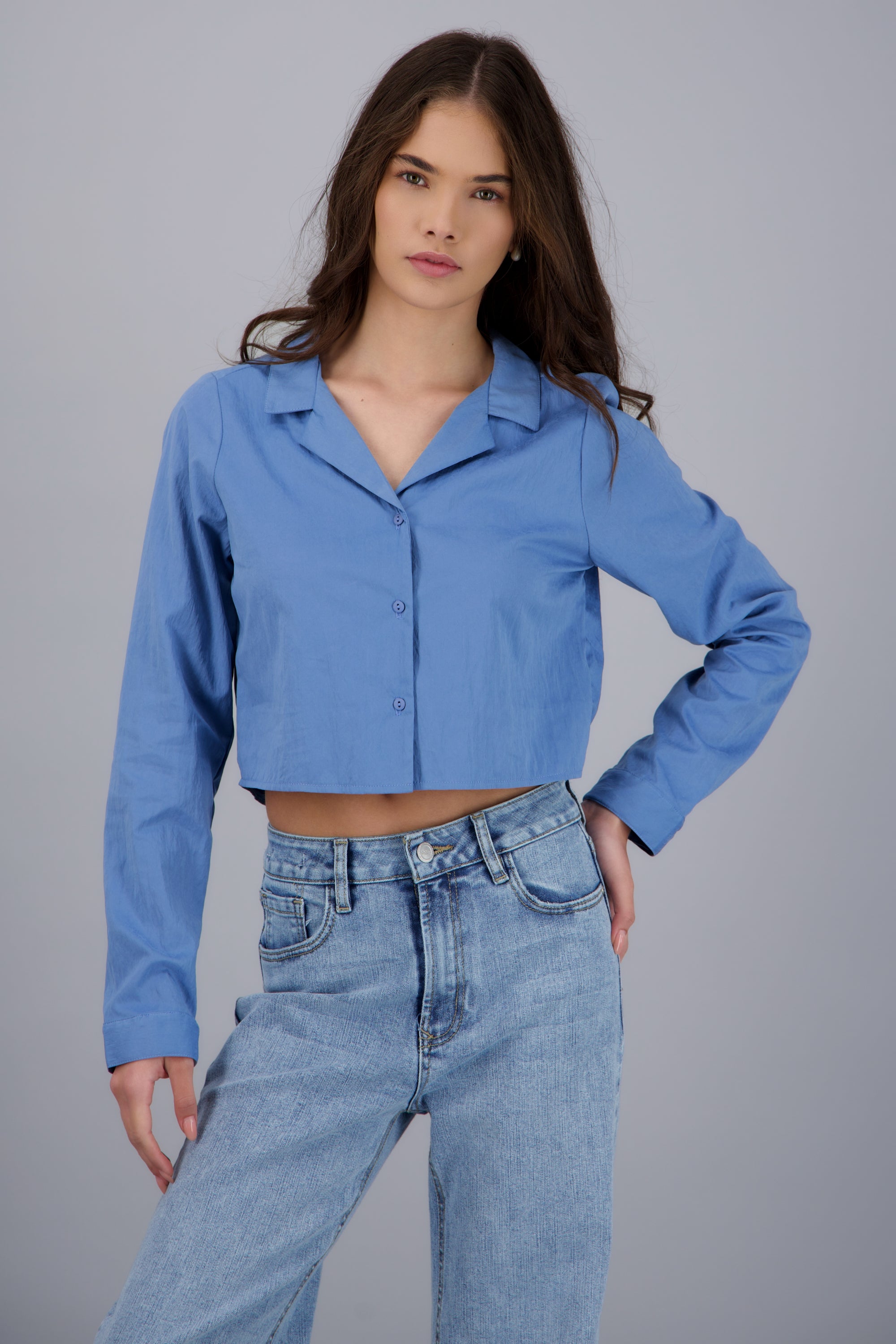 Camisa crop tela con textura AZUL