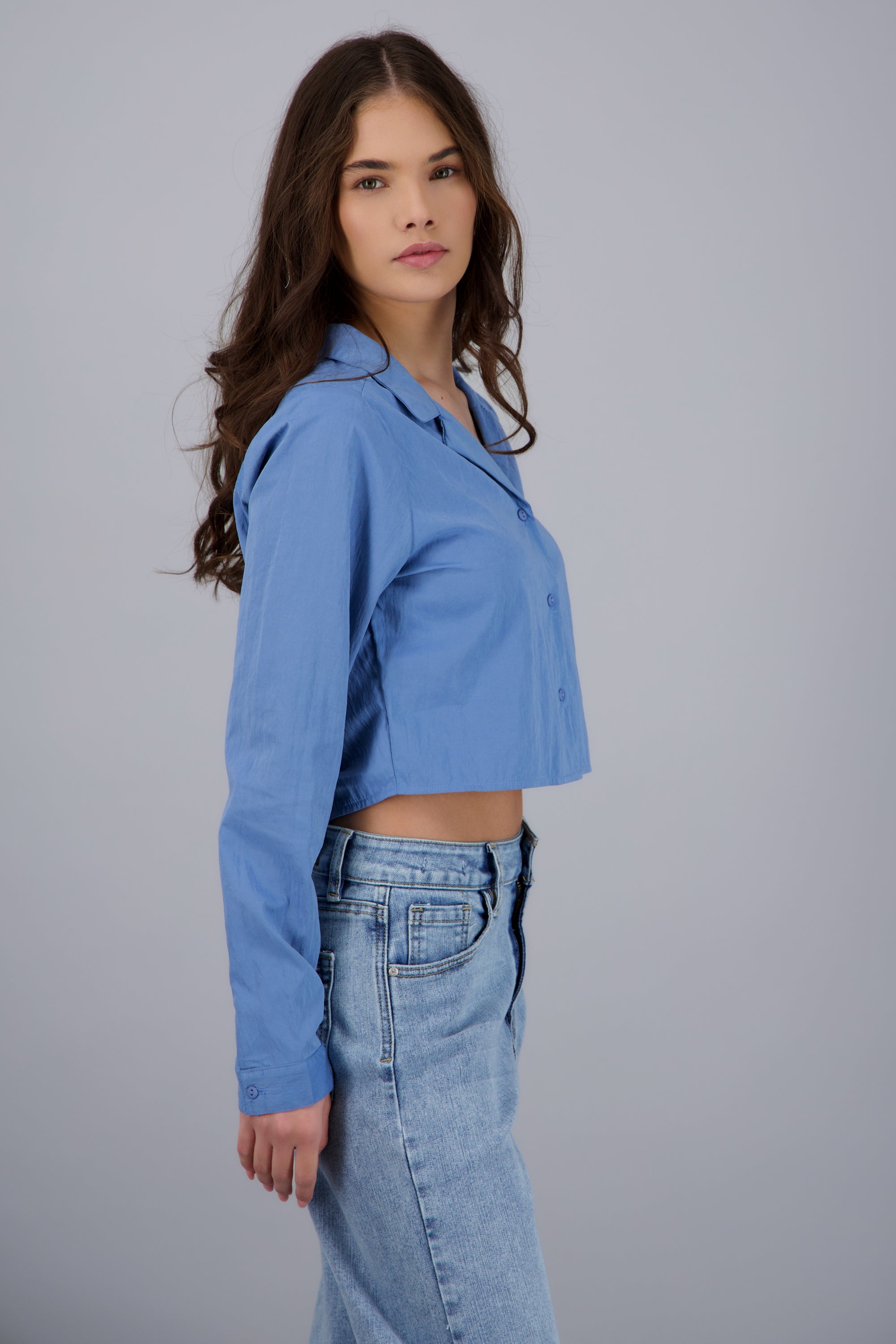 Camisa crop tela con textura AZUL