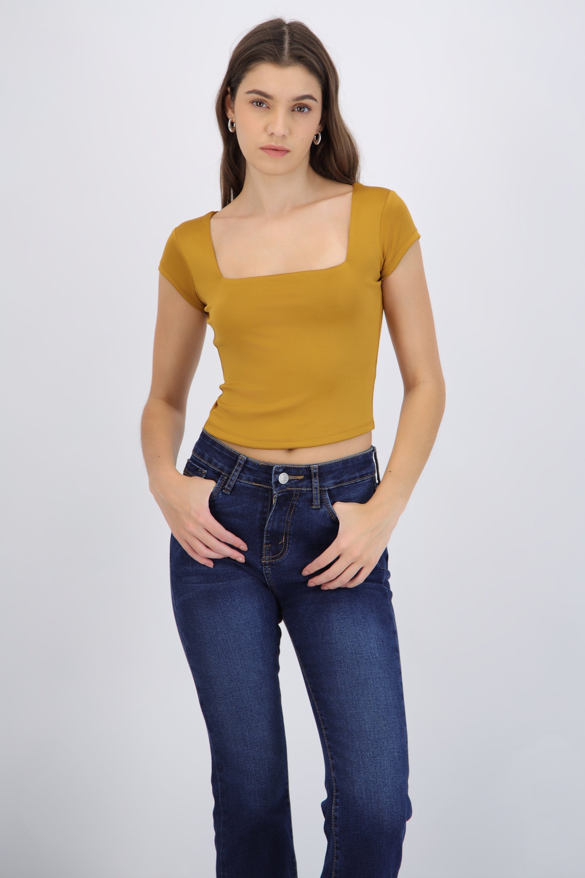 Top liso escote cuadrado manga corta