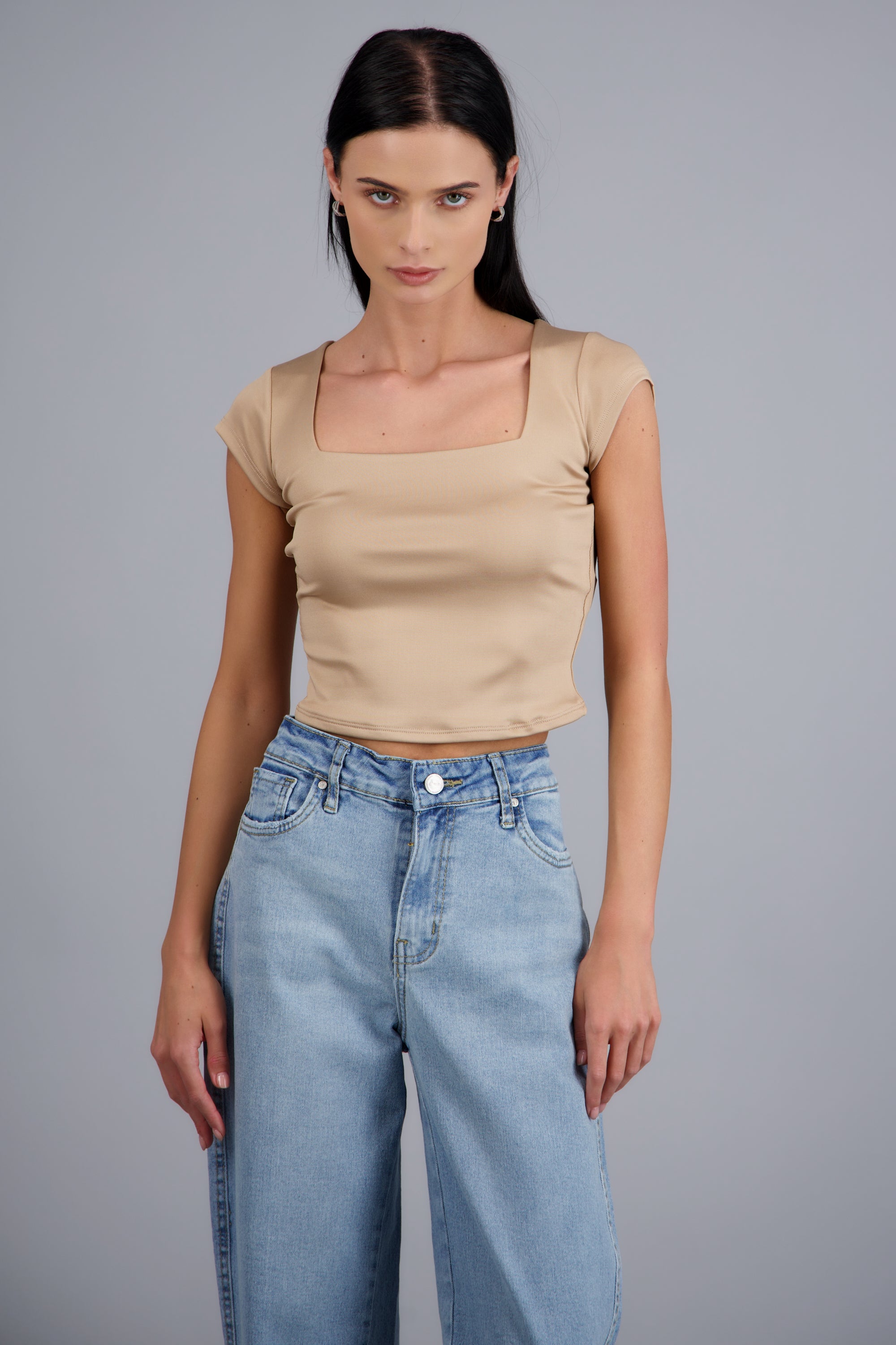 Top liso escote cuadrado manga corta ARENA