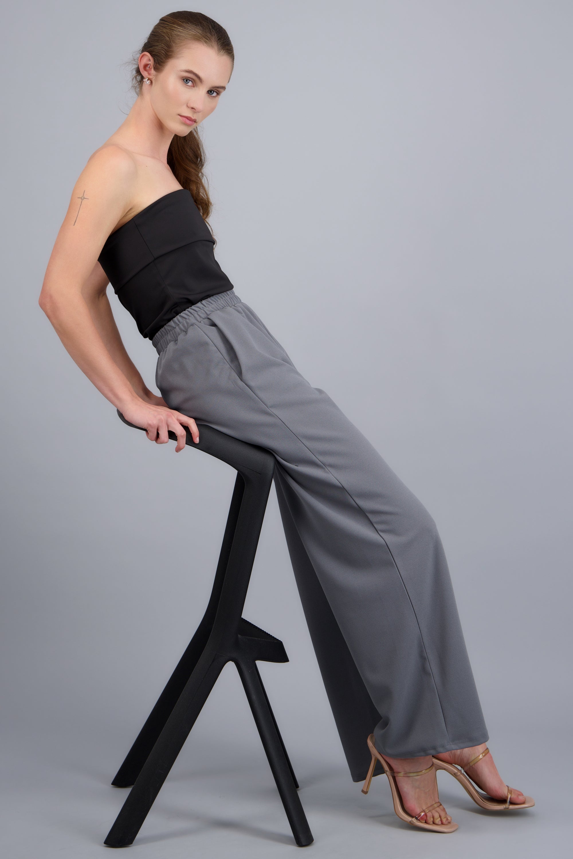 Pantalon fluido detalle resorte GRIS