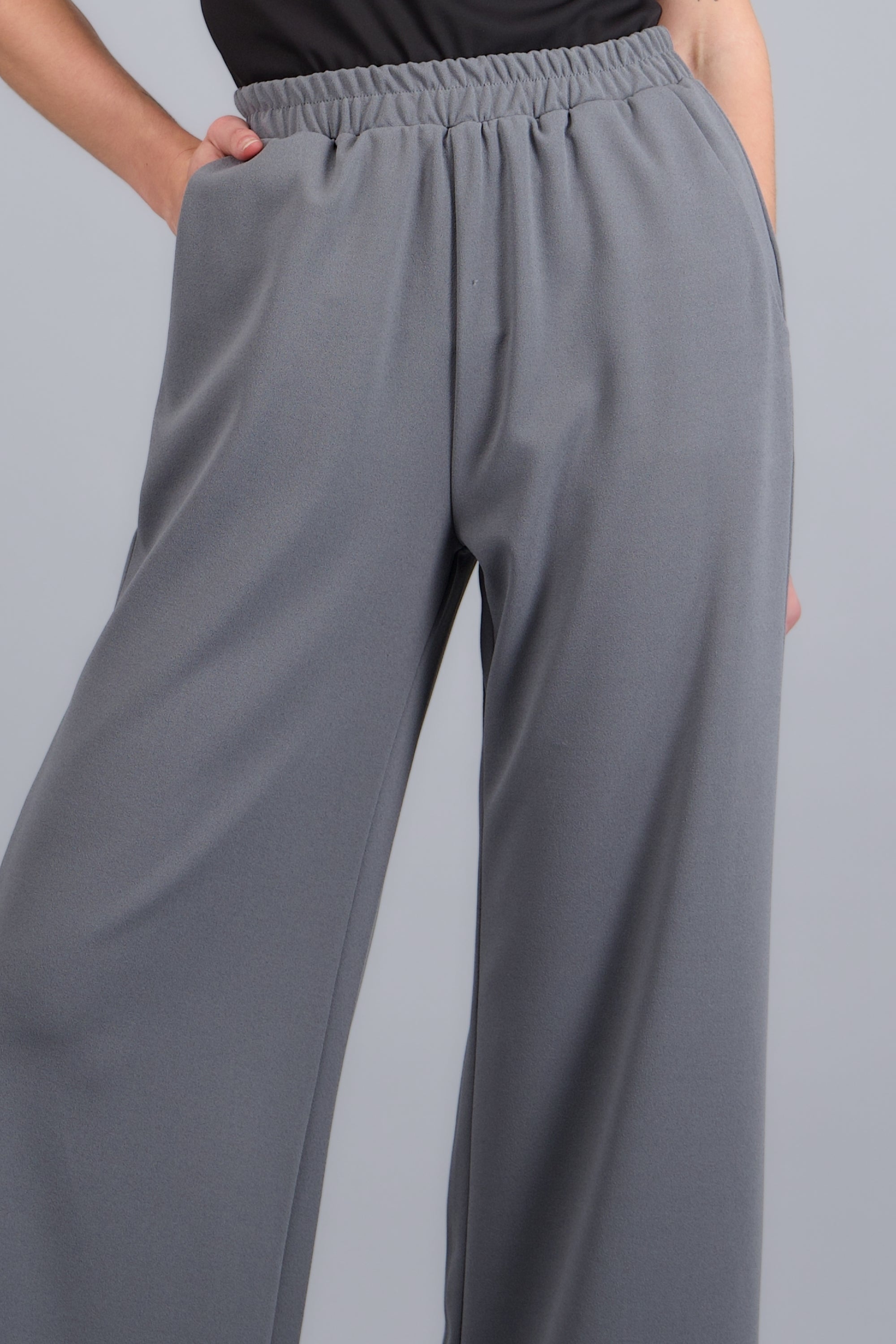 Pantalon fluido detalle resorte GRIS