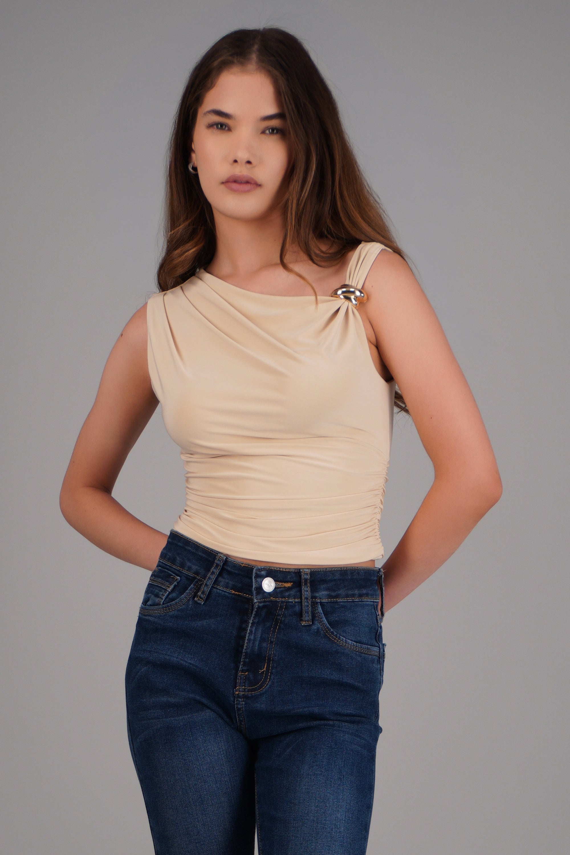 Top drapeado detalle argolla CREMA