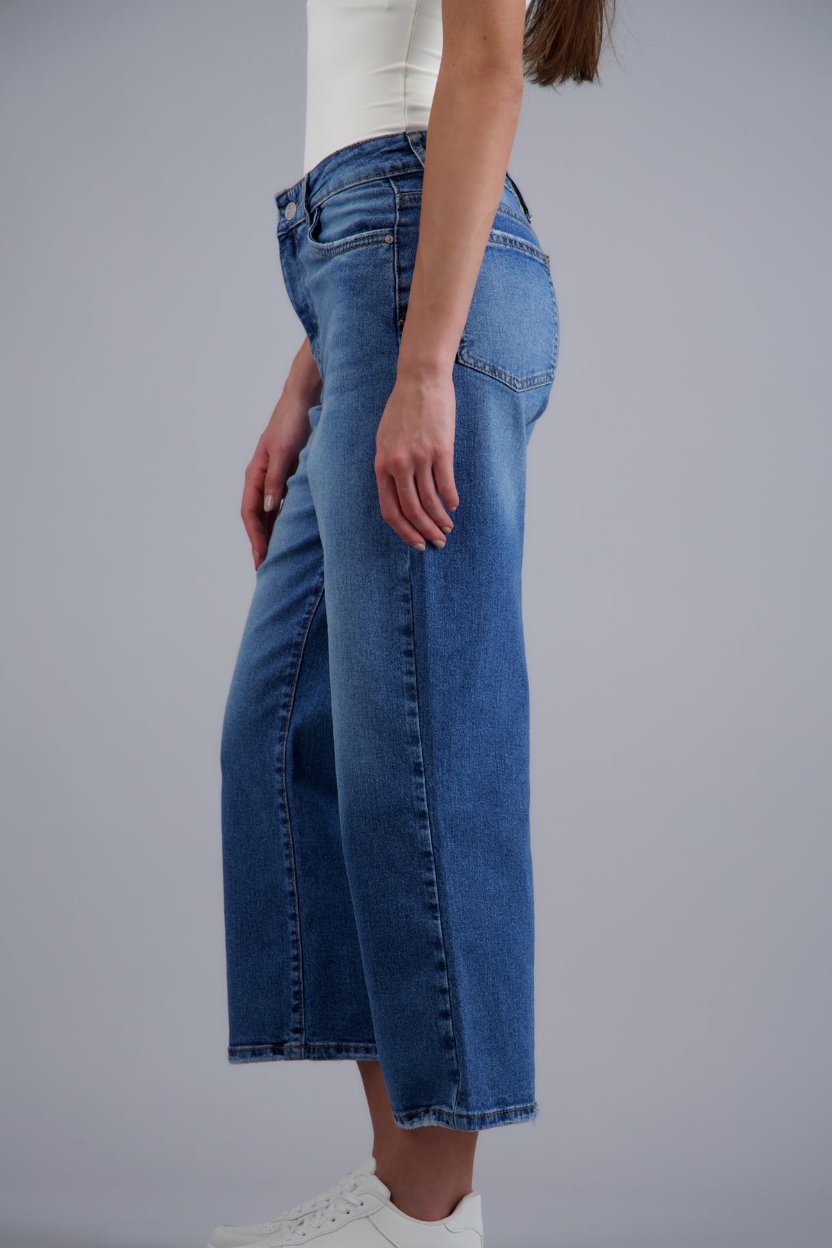 MEDIUM WASH