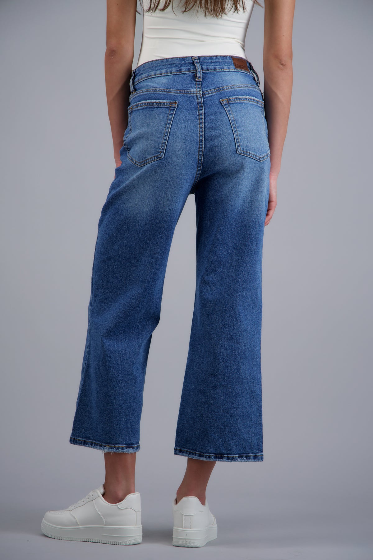 MEDIUM WASH