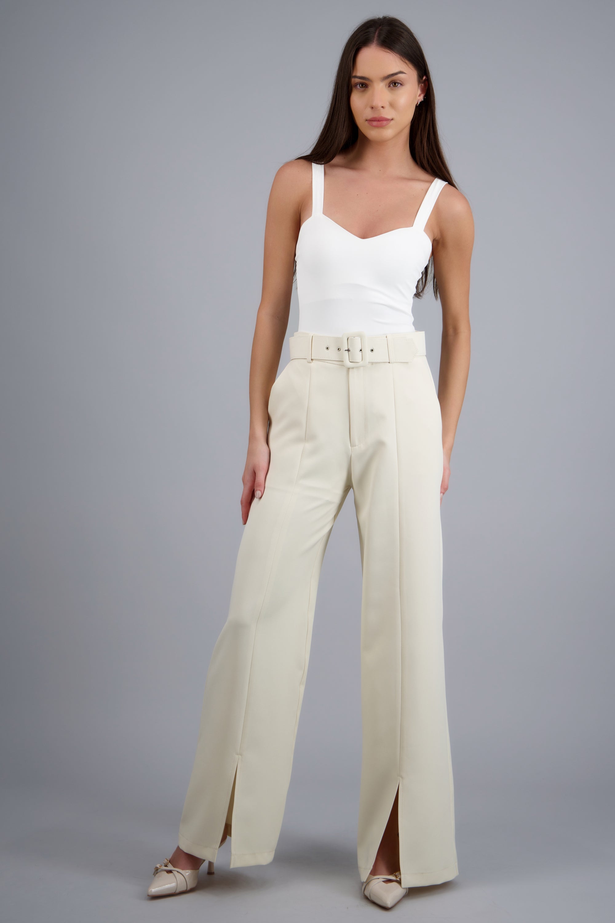 Pantalon cortes con aberturas cinturon CREMA
