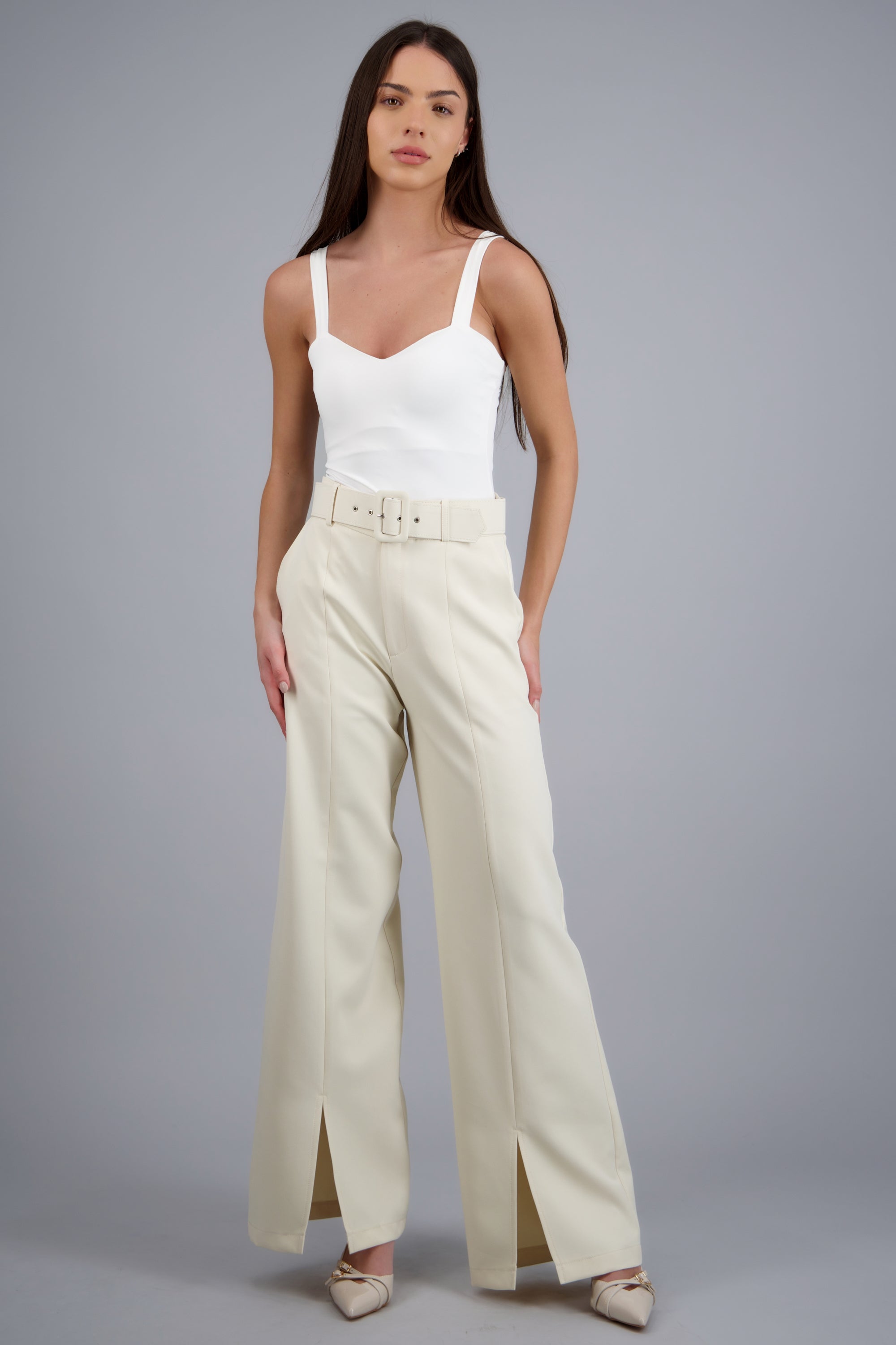 Pantalon cortes con aberturas cinturon CREMA