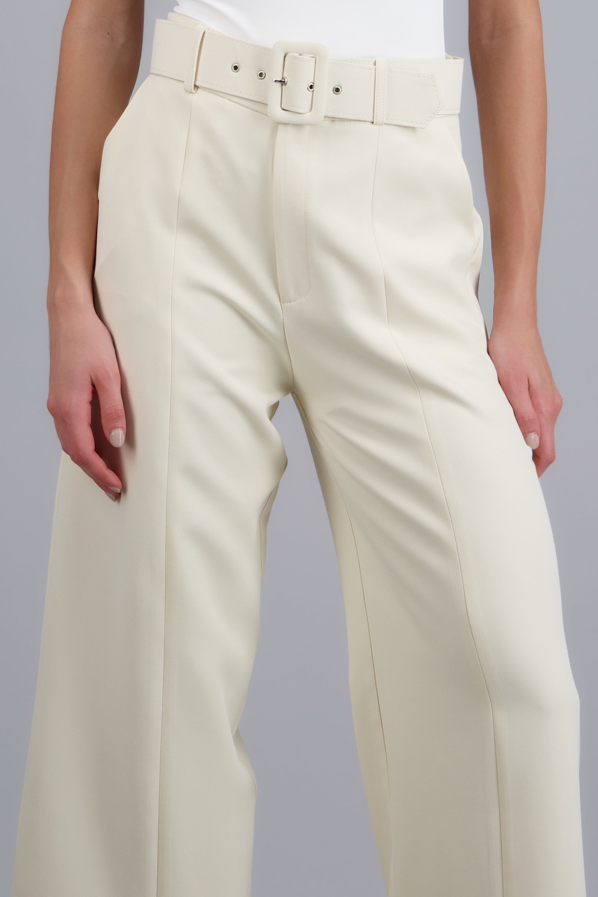 Pantalon cortes con aberturas cinturon CREMA