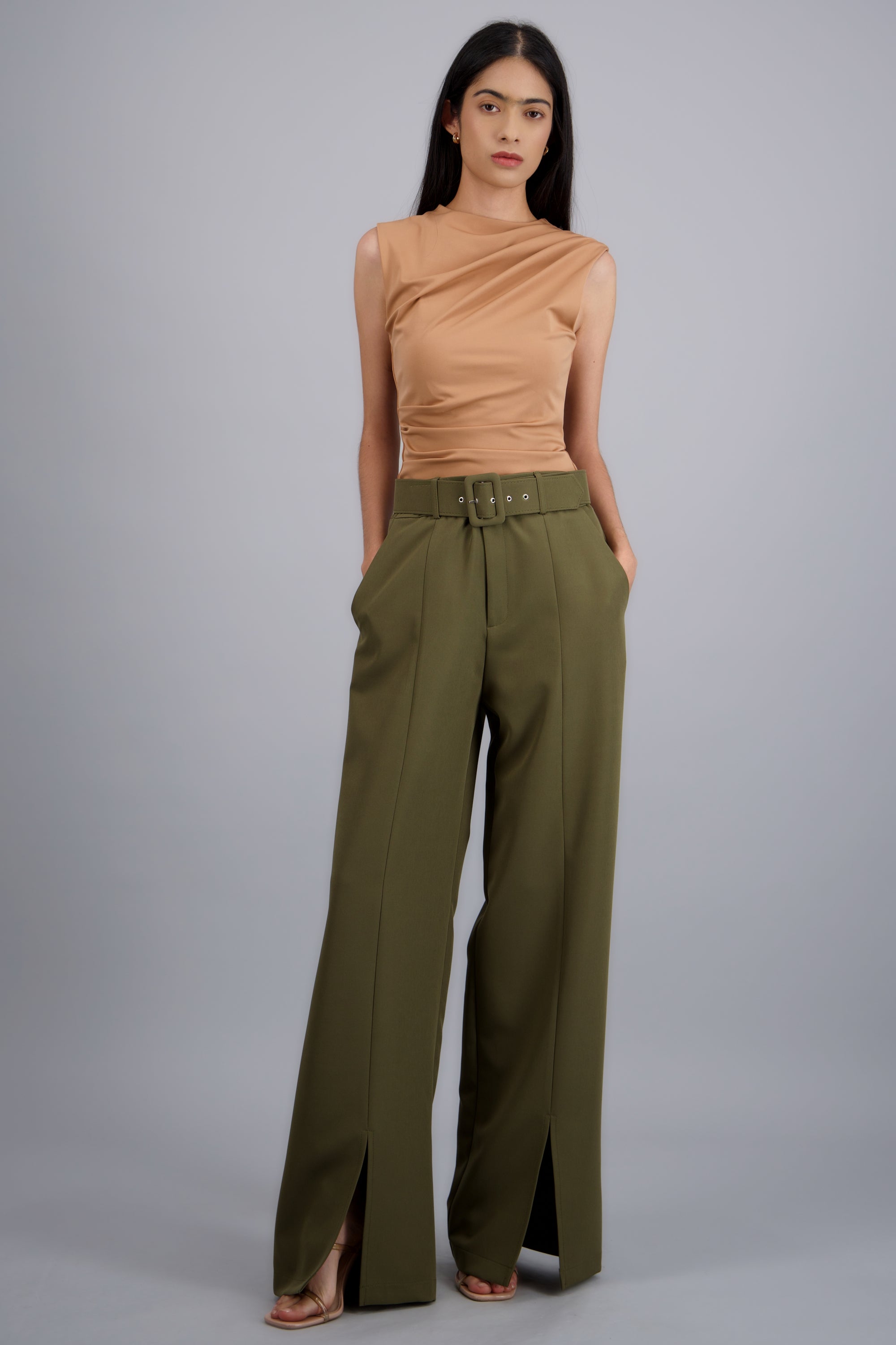 Pantalon cortes con aberturas cinturon OLIVO