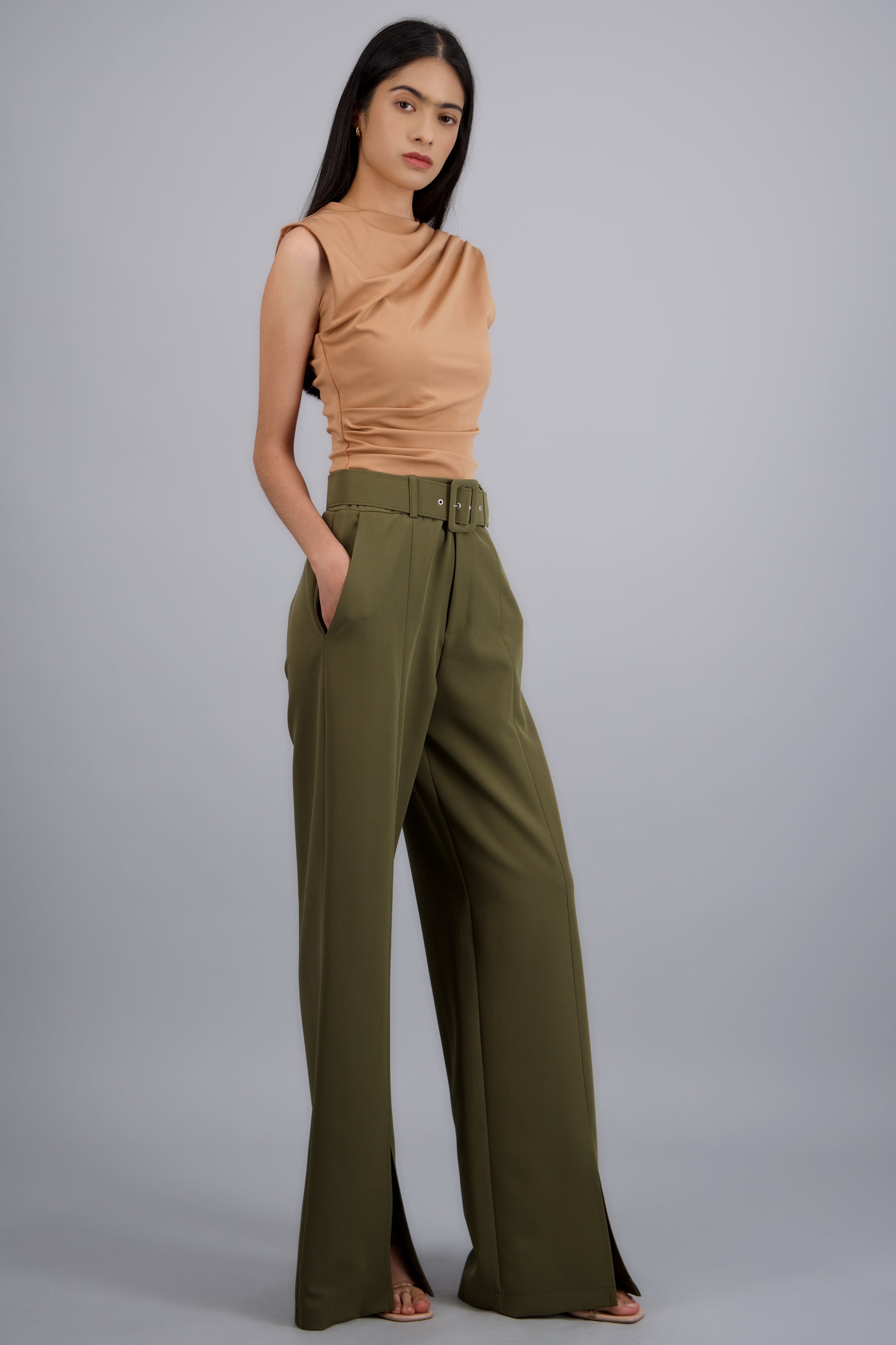 Pantalon cortes con aberturas cinturon OLIVO