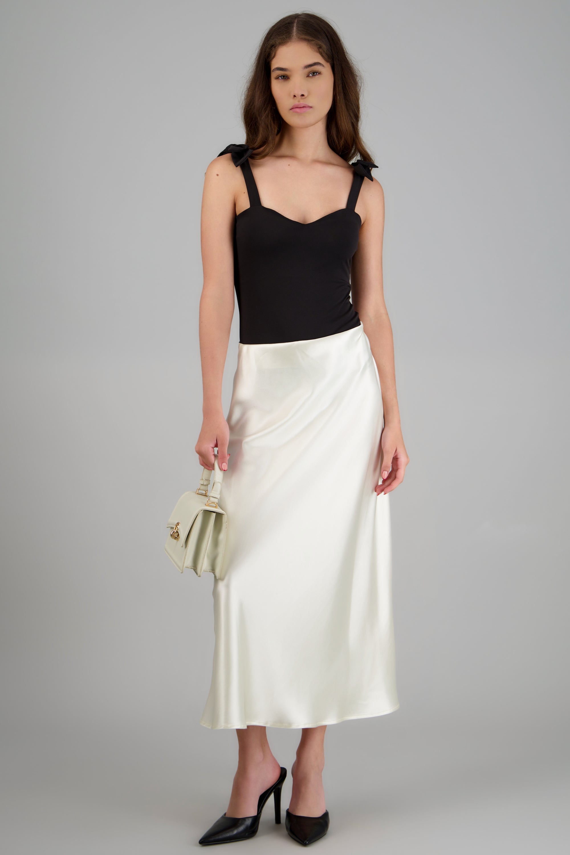 Falda midi satinada lisa HUESO