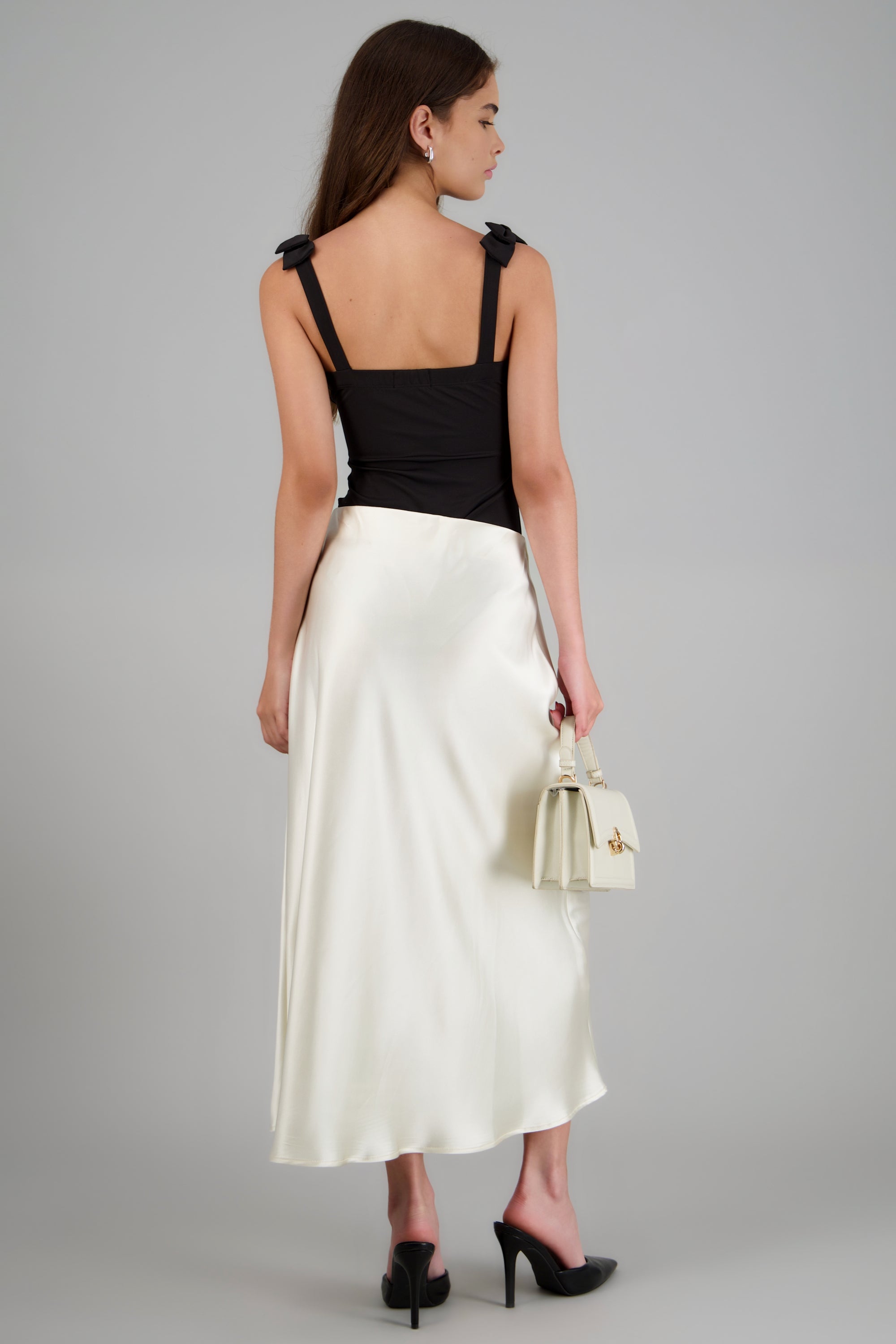Falda midi satinada lisa HUESO