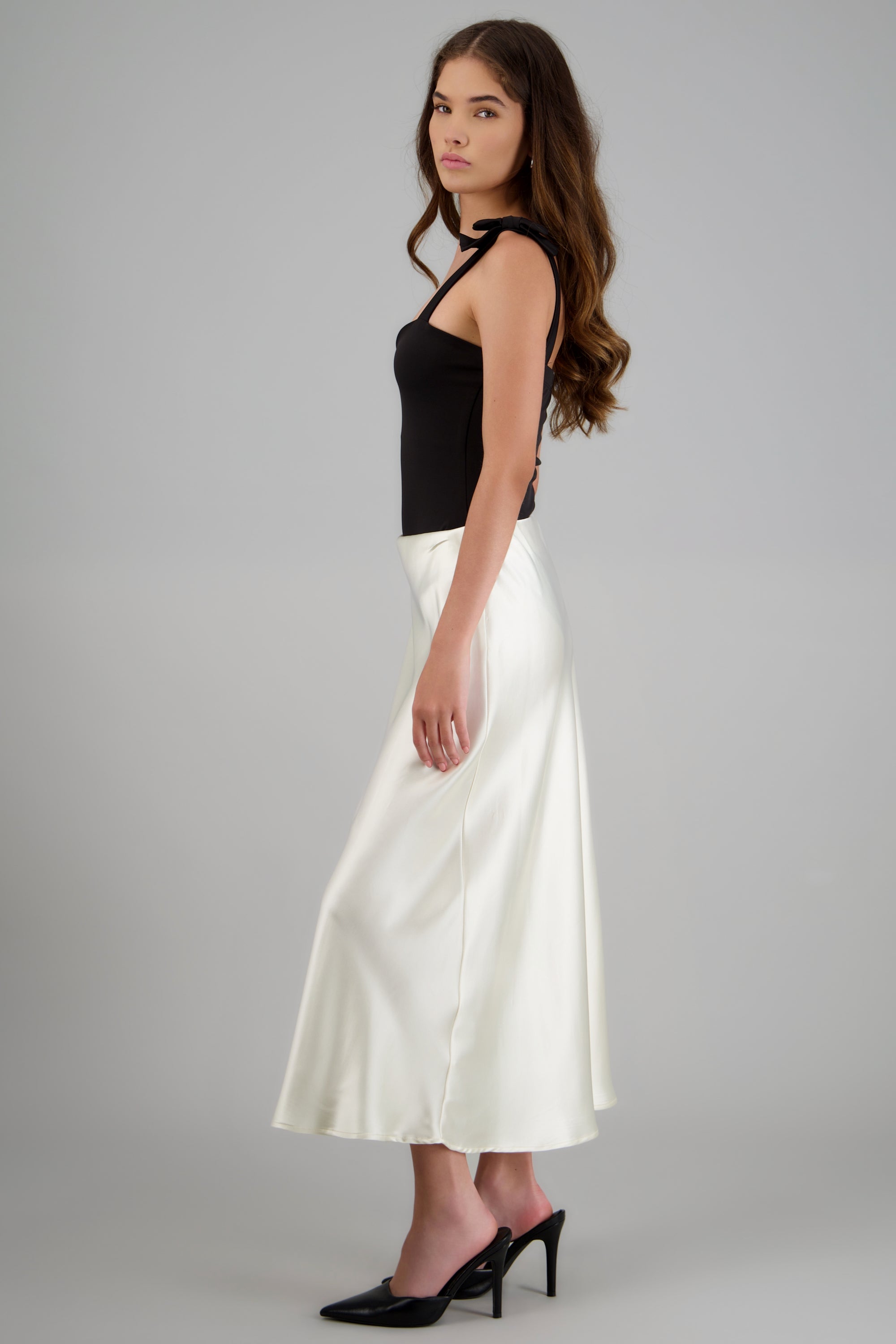 Falda midi satinada lisa HUESO