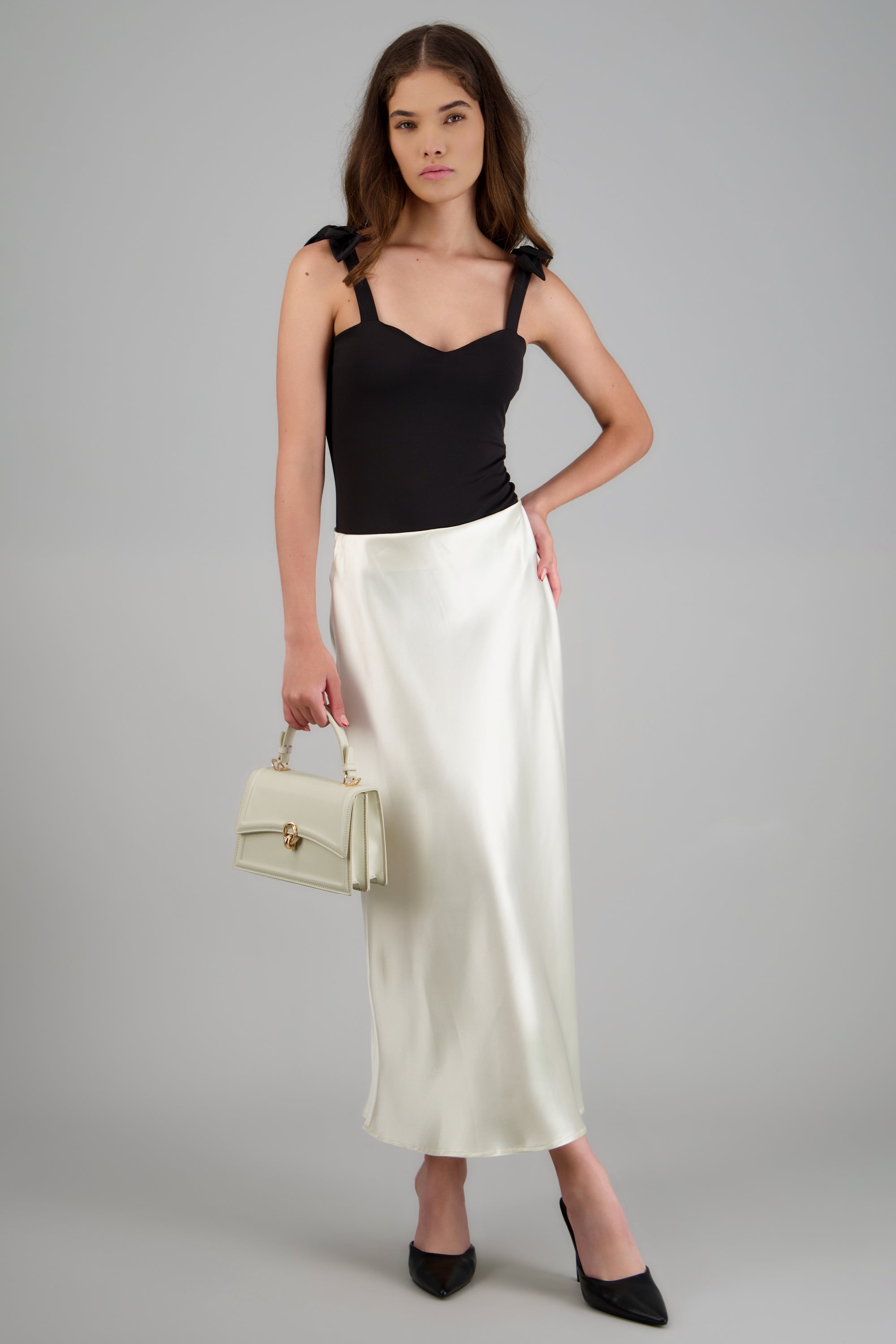 Falda midi satinada lisa HUESO