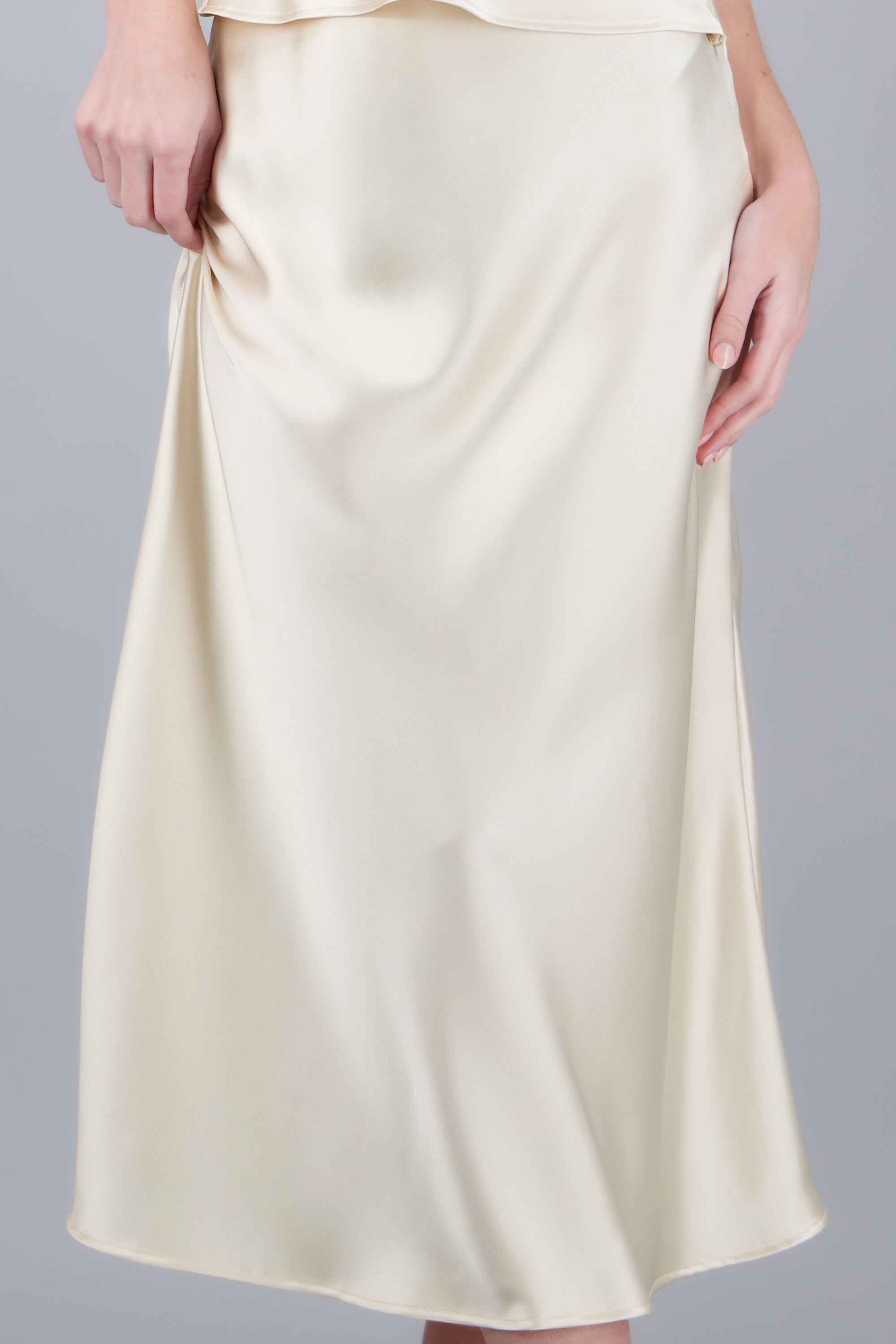 Falda midi satinada lisa CREMA