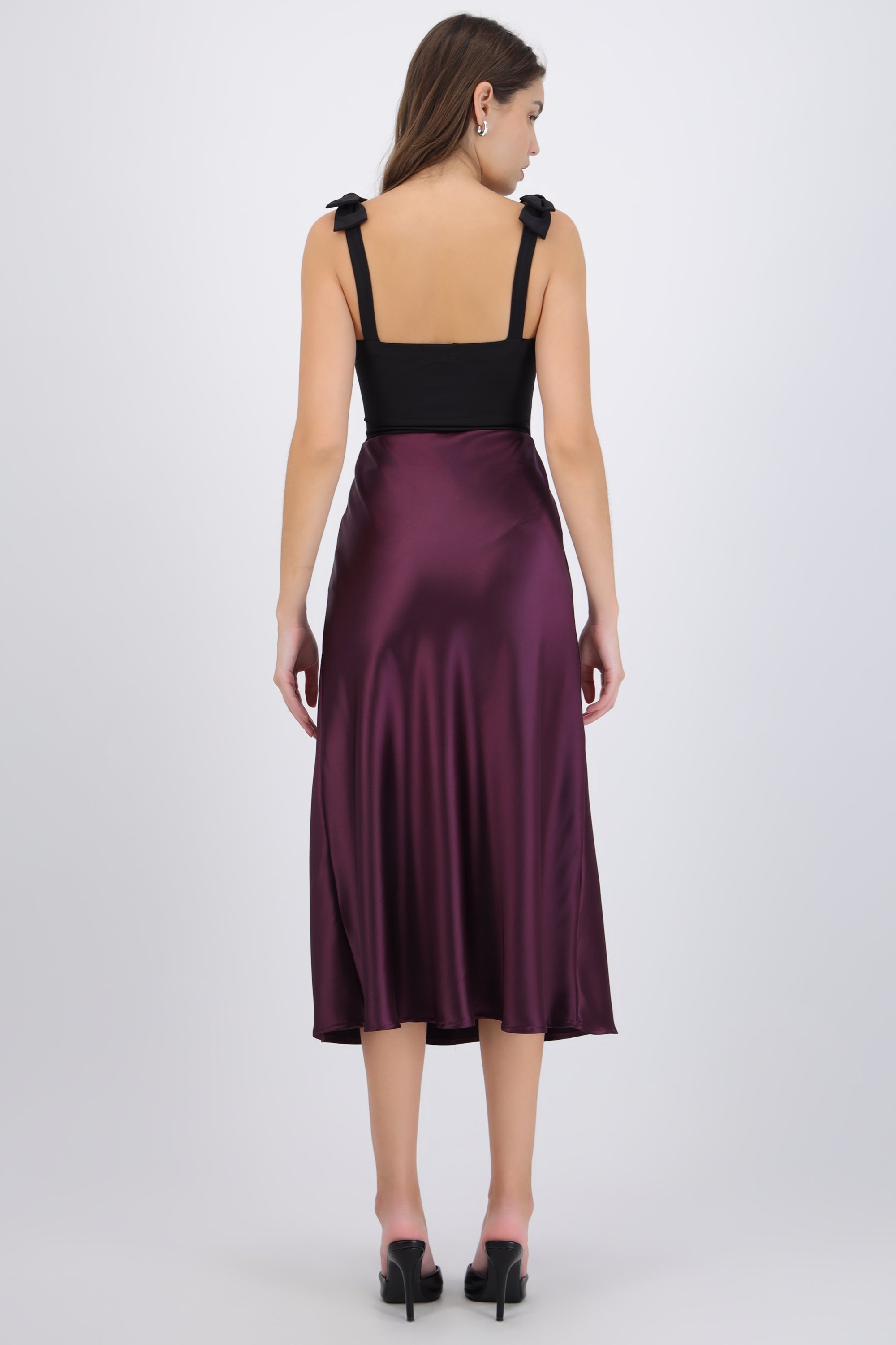 Falda midi satinada lisa