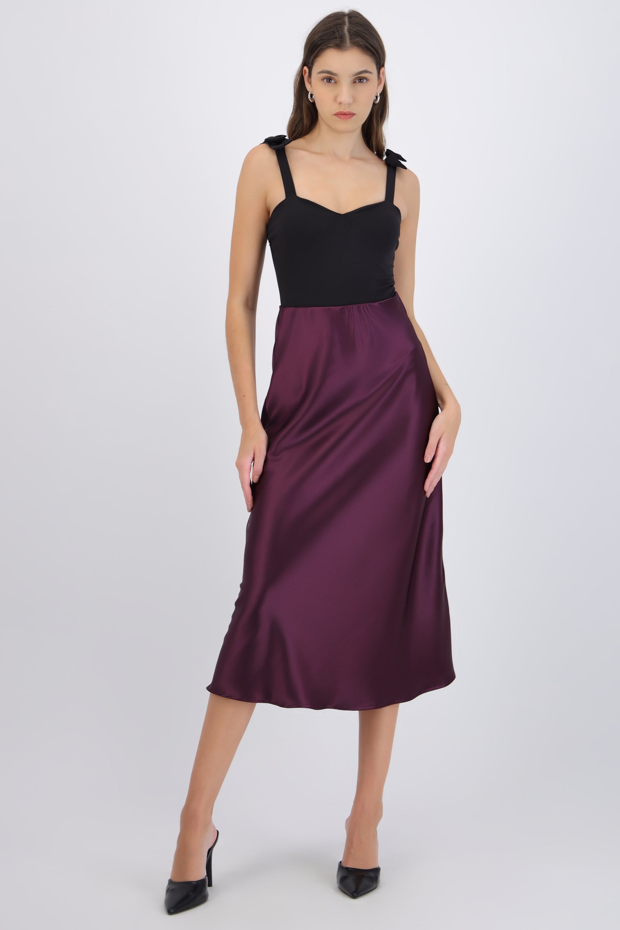 Falda midi satinada lisa