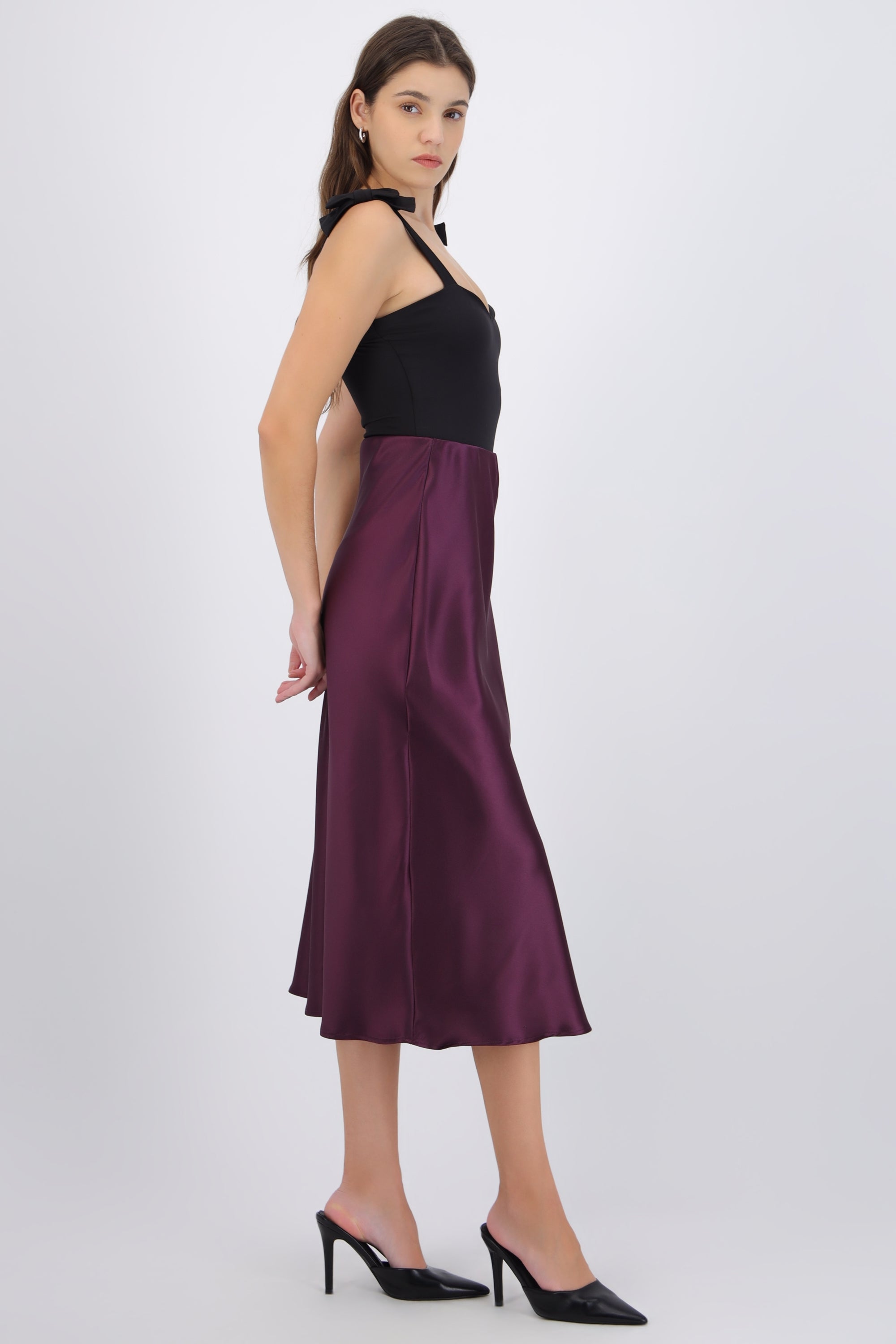 Falda midi satinada lisa