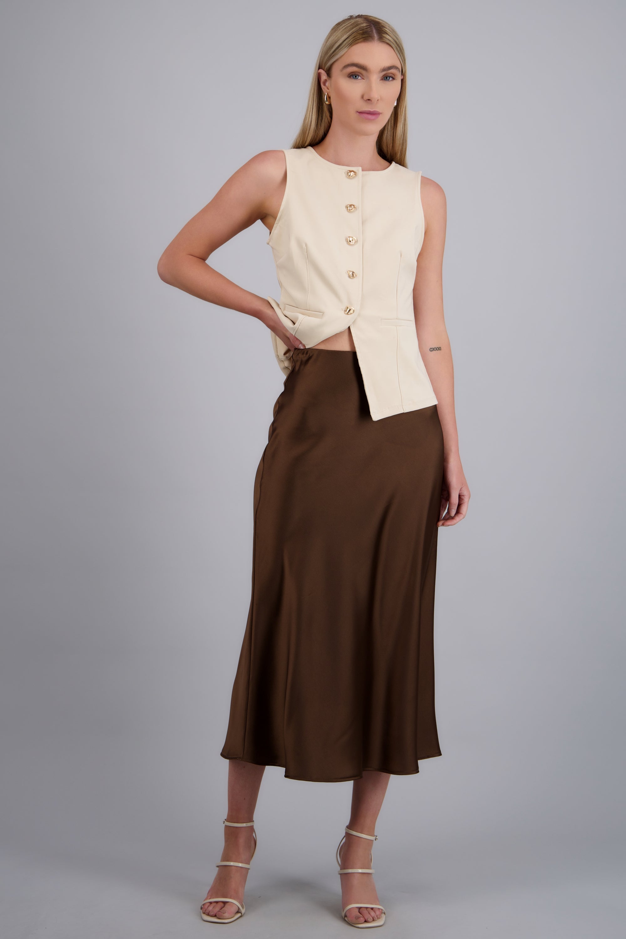 Falda midi satinada lisa CHOCOLATE