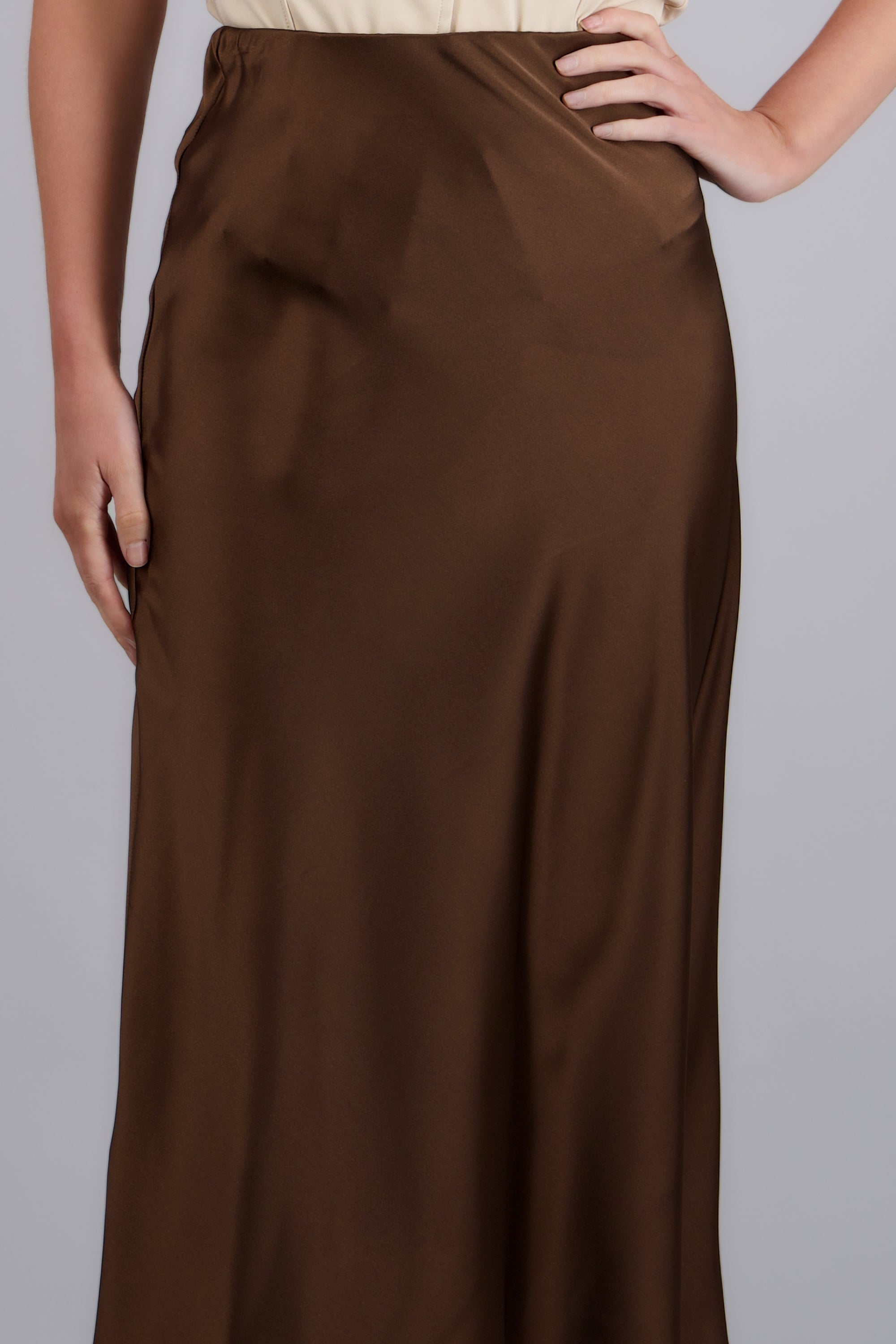 Falda midi satinada lisa CHOCOLATE