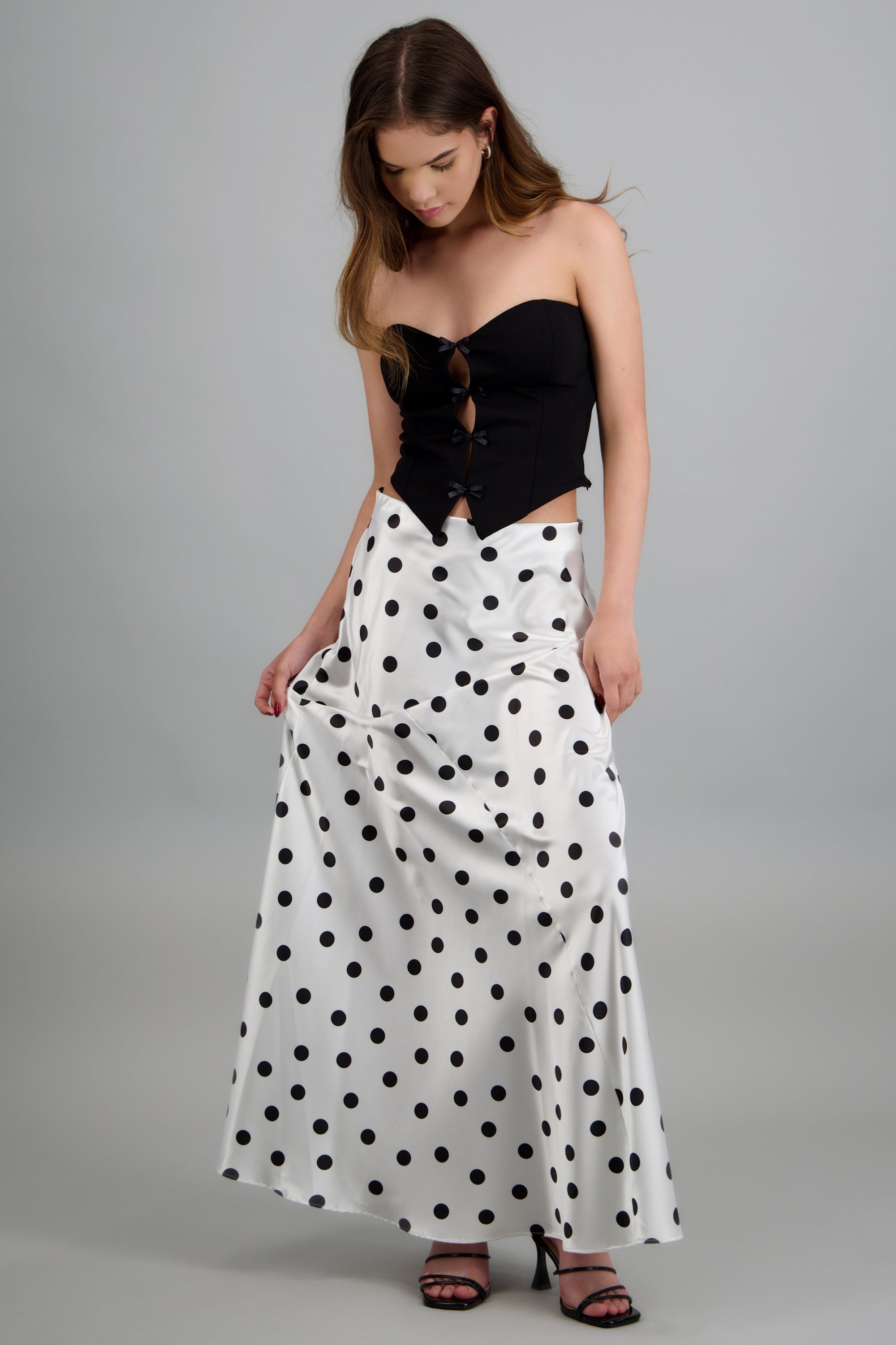 Falda midi de satin polka dots BLANCO COMBO